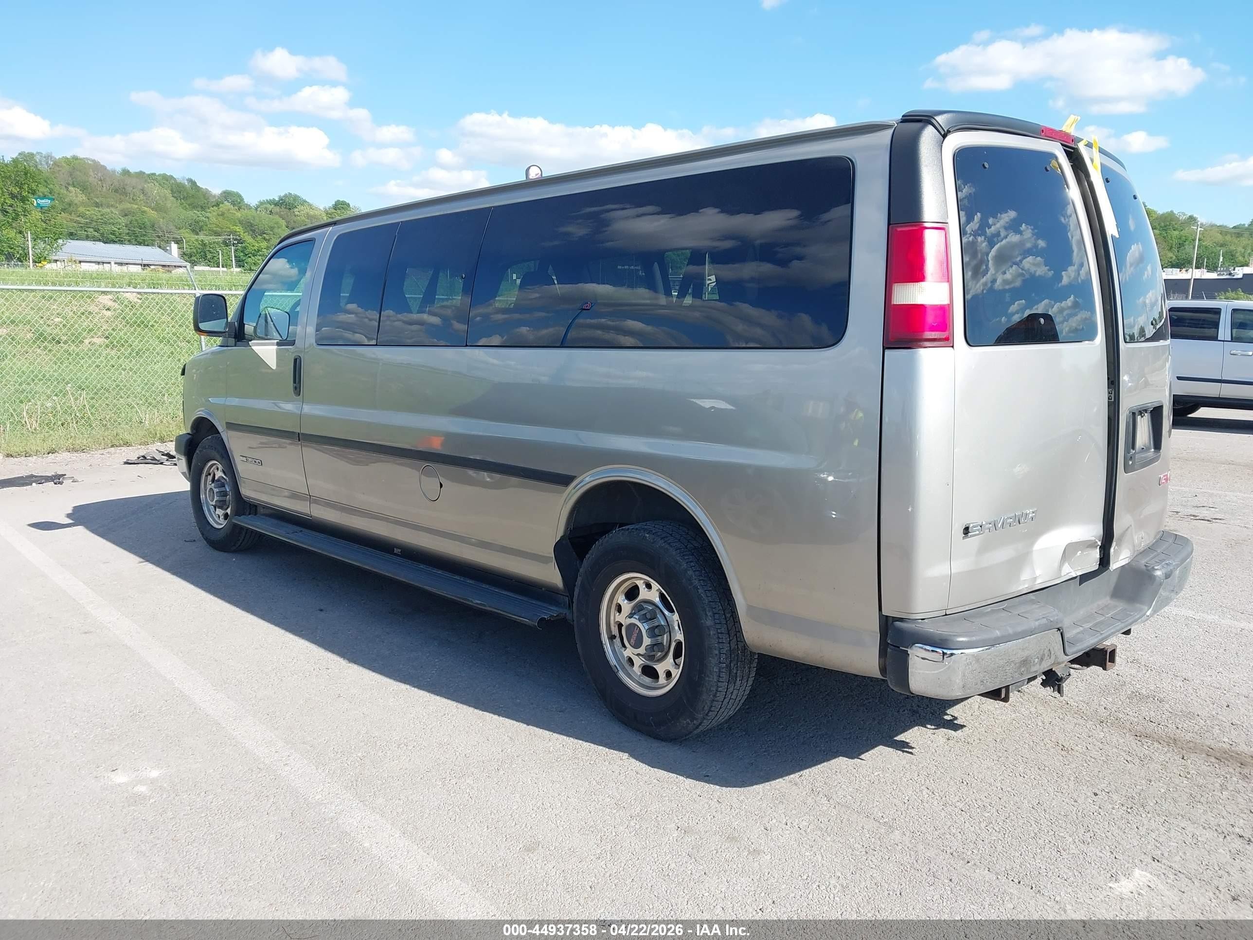 2004 Gmc Savana Standard Tan vin: 1GJHG39U641206468