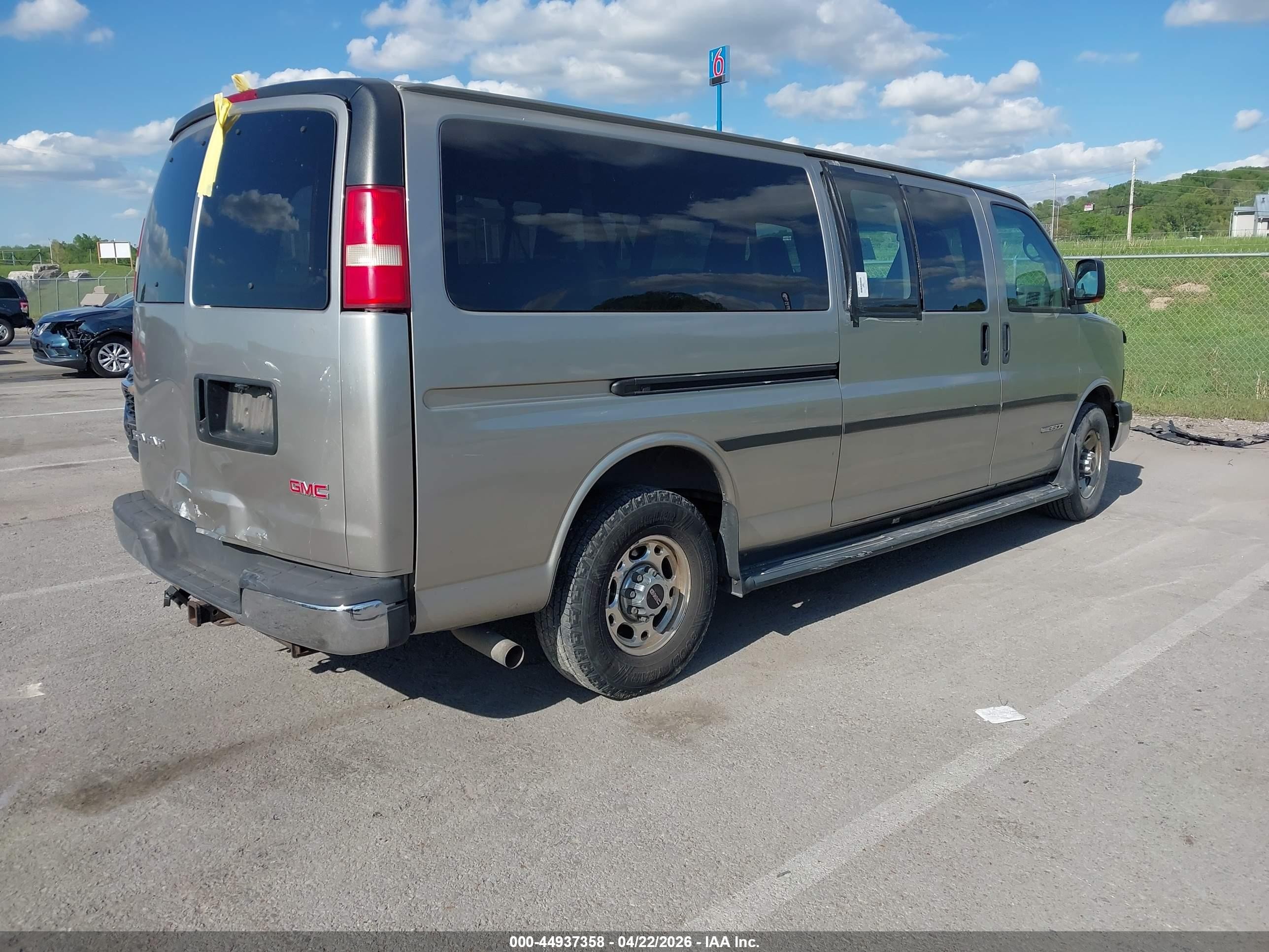 2004 Gmc Savana Standard Tan vin: 1GJHG39U641206468