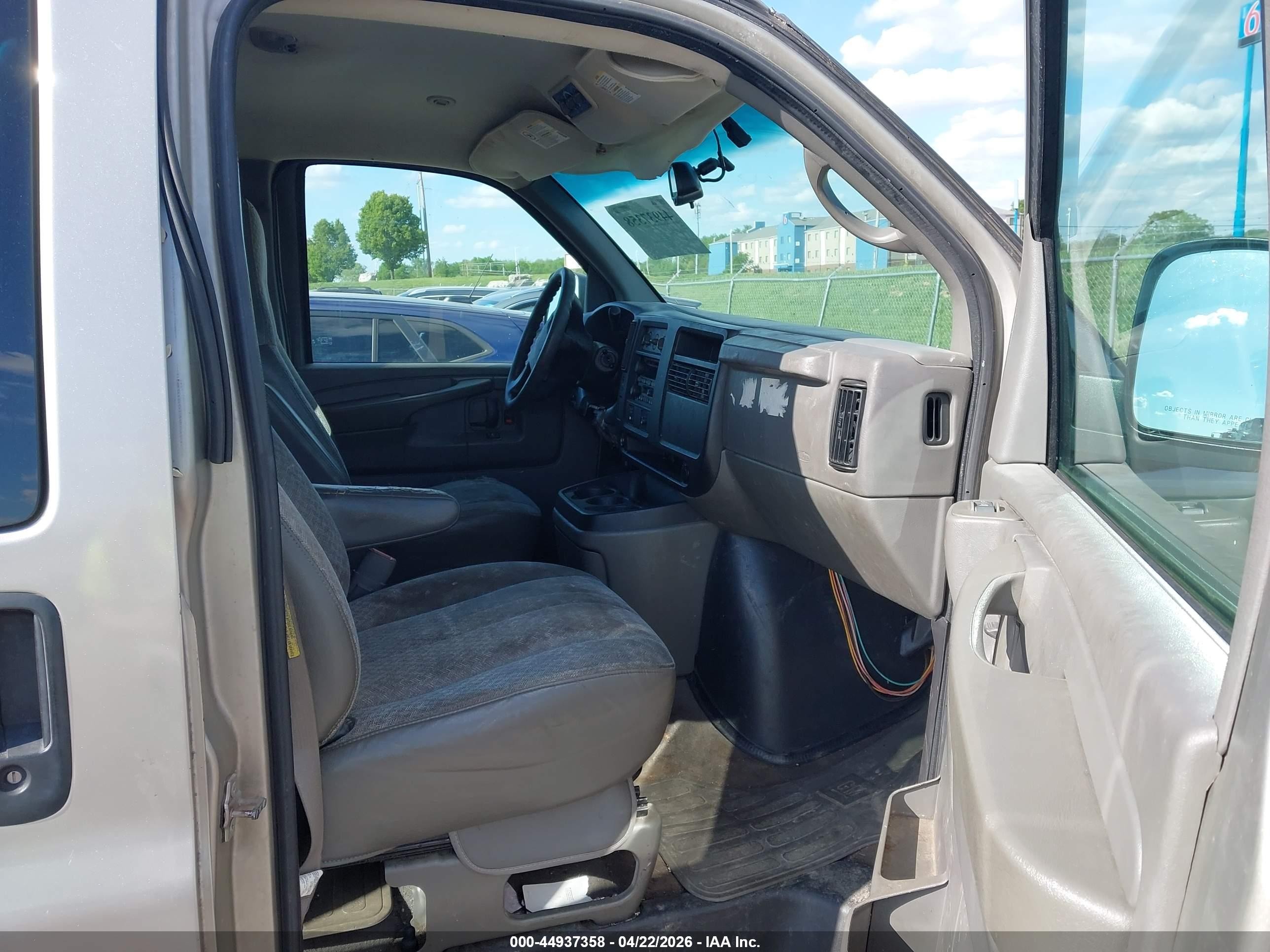 2004 Gmc Savana Standard Tan vin: 1GJHG39U641206468