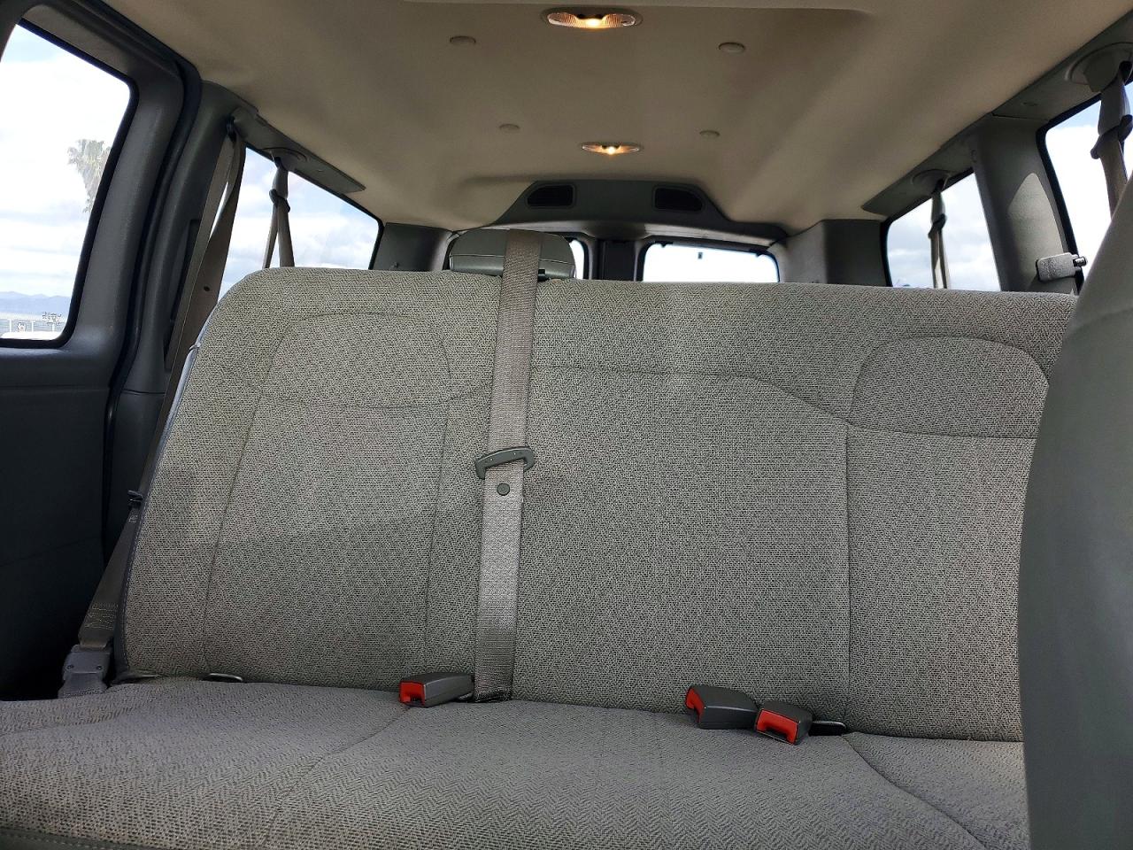 2017 Gmc Savana G2500 Lt Серебряный vin: 1GJW7FFF2H1312758