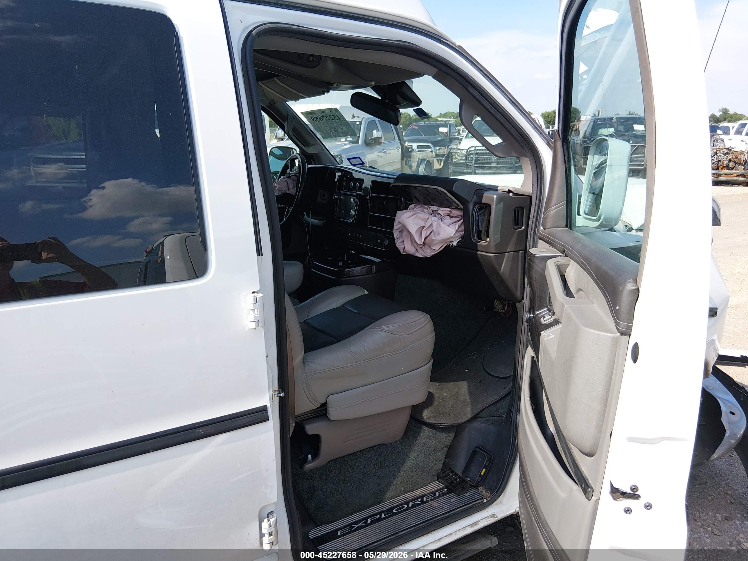 2021 Gmc Savana Cargo Rwd 3500 Extended Wheelbase Ls White vin: 1GJZ7NF78M1304710