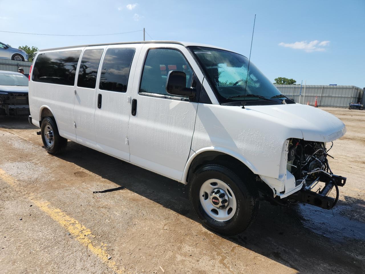 2026 Gmc Savana G3500 Lt White vin: 1GJZ7PF73T1191940 Damage: Right Head Lamp, Broken, Replacement Required