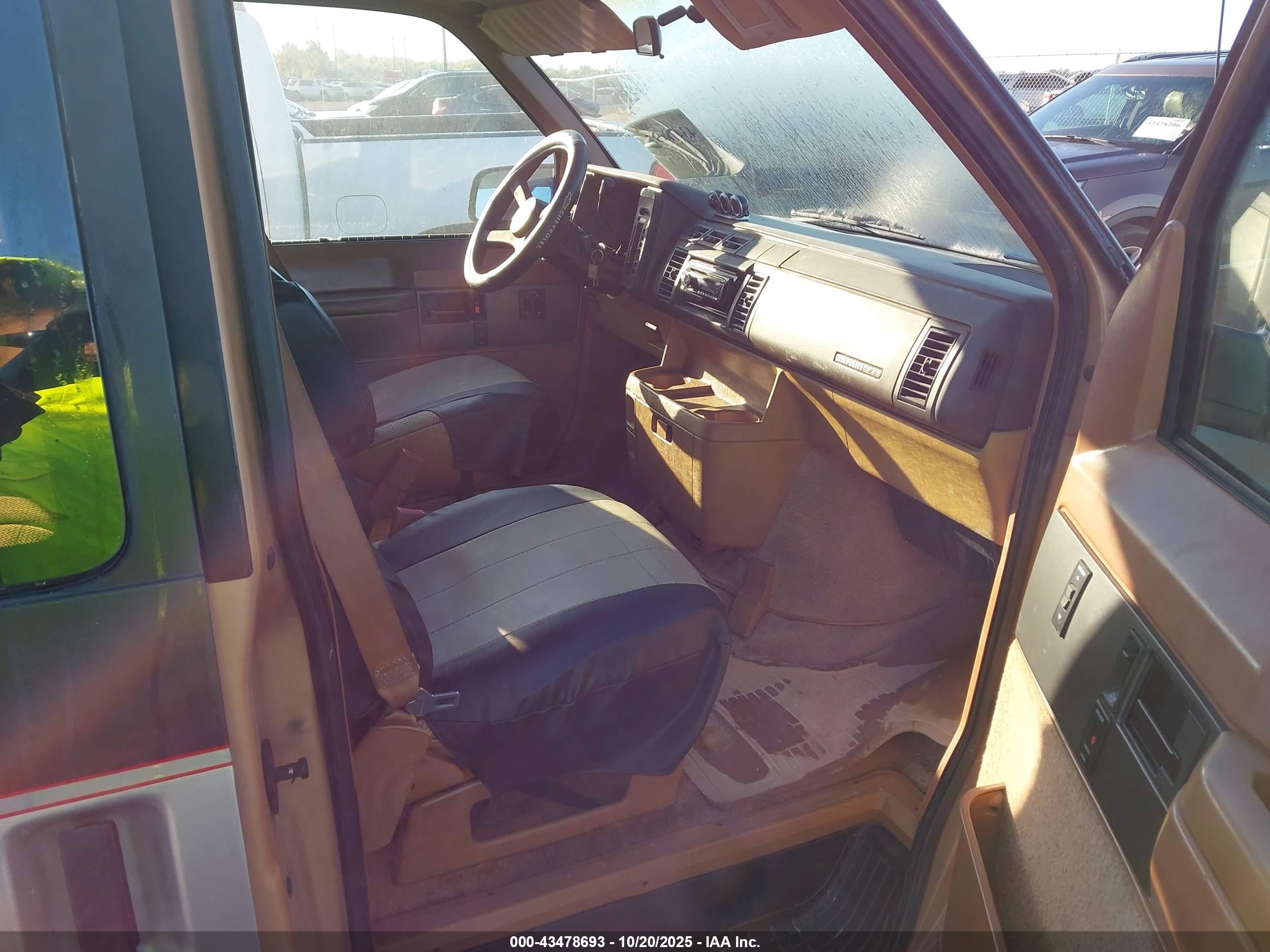 1990 Gmc Safari   Silver vin: 1GKDM15Z3LB540913