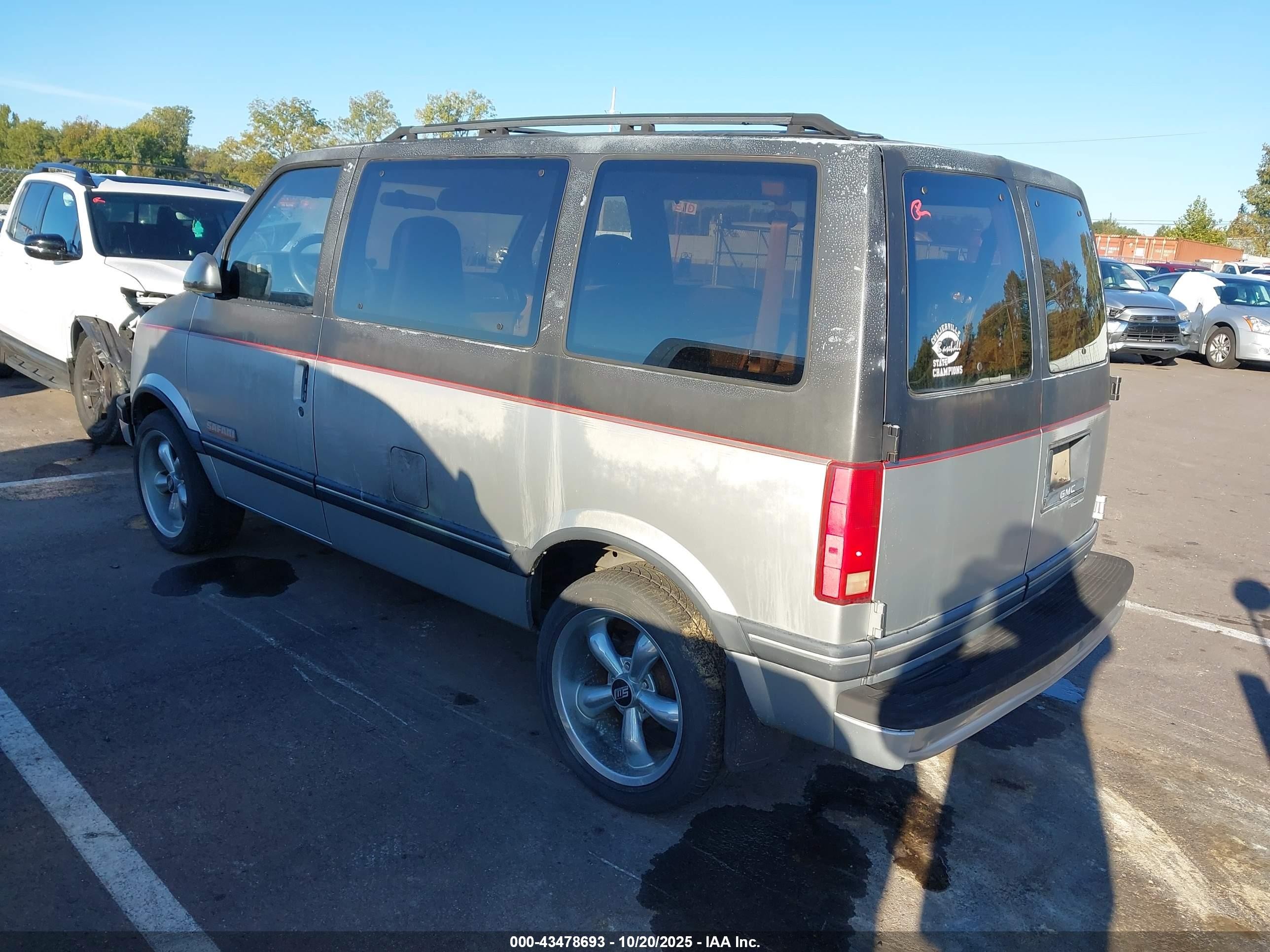 1990 Gmc Safari   Silver vin: 1GKDM15Z3LB540913