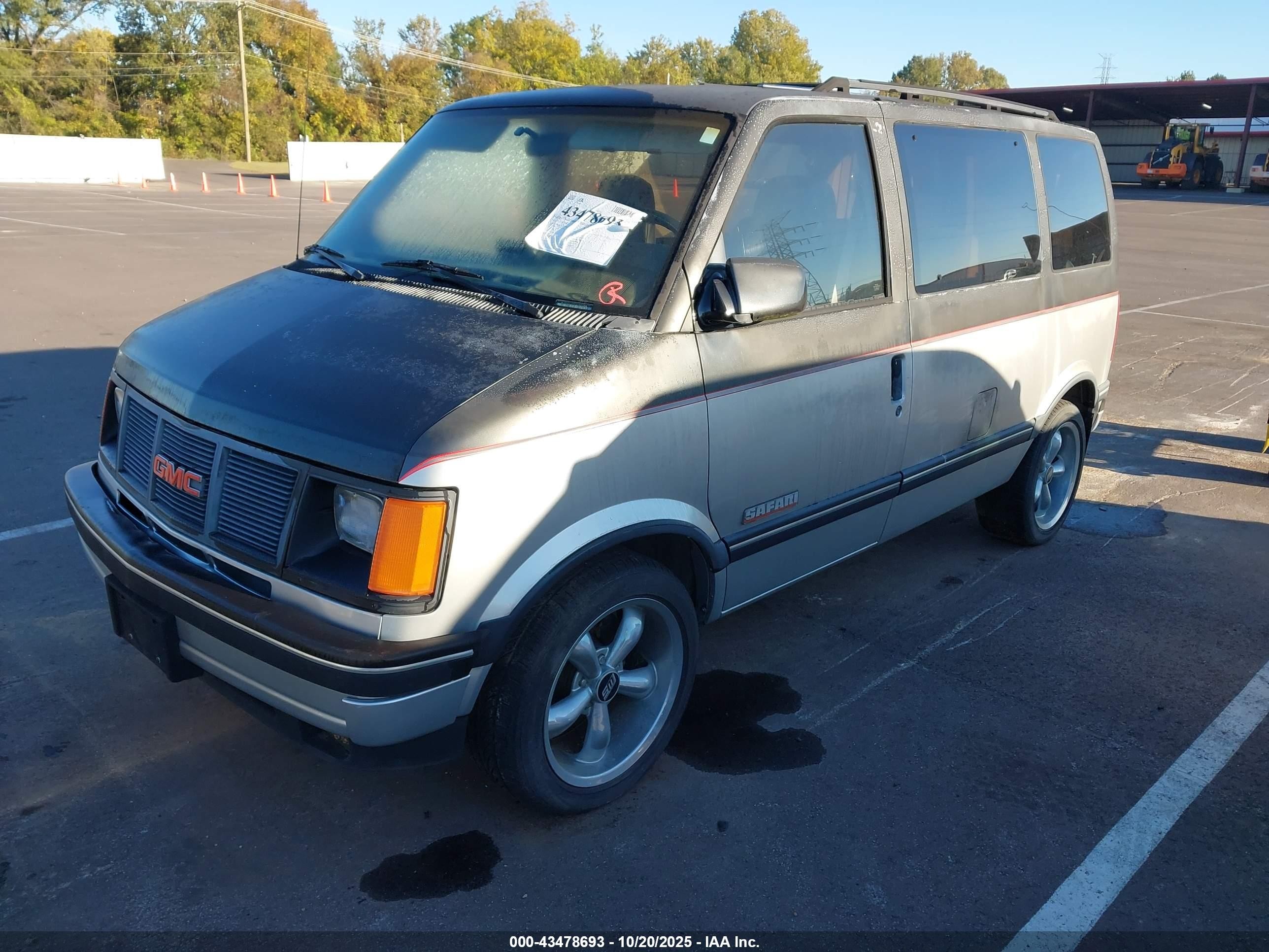 1990 Gmc Safari   Silver vin: 1GKDM15Z3LB540913