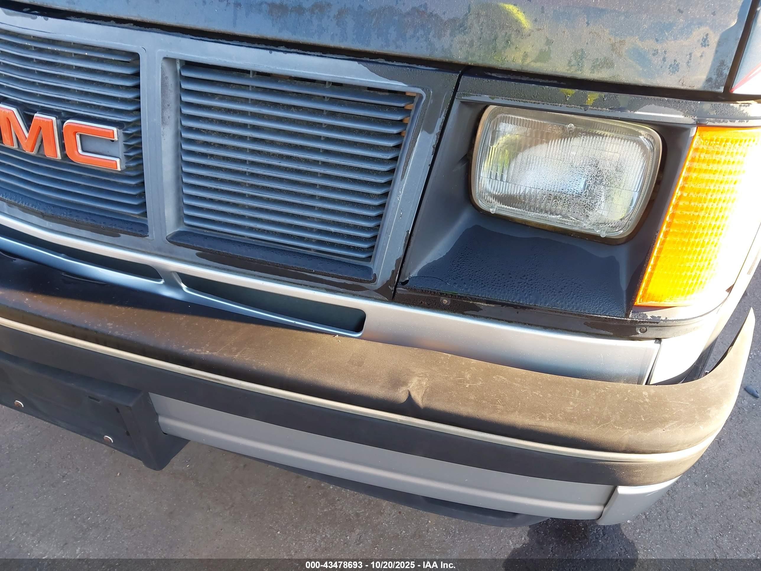 1990 Gmc Safari   Silver vin: 1GKDM15Z3LB540913