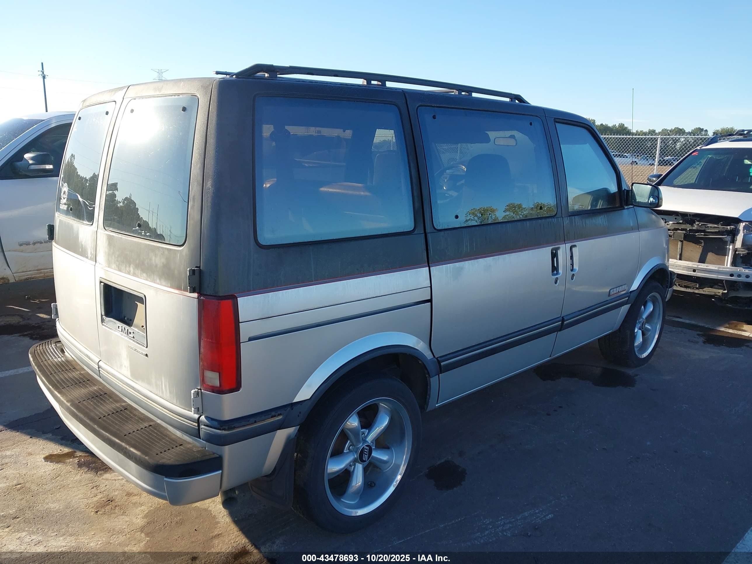 1990 Gmc Safari   Silver vin: 1GKDM15Z3LB540913