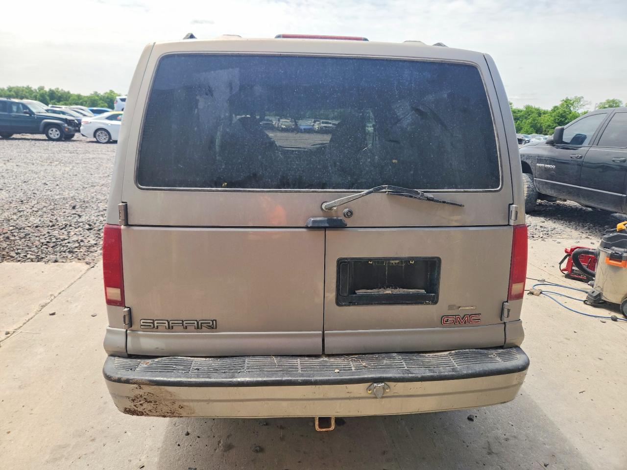2000 Gmc Safari Xt Silver vin: 1GKDM19W9YB514680