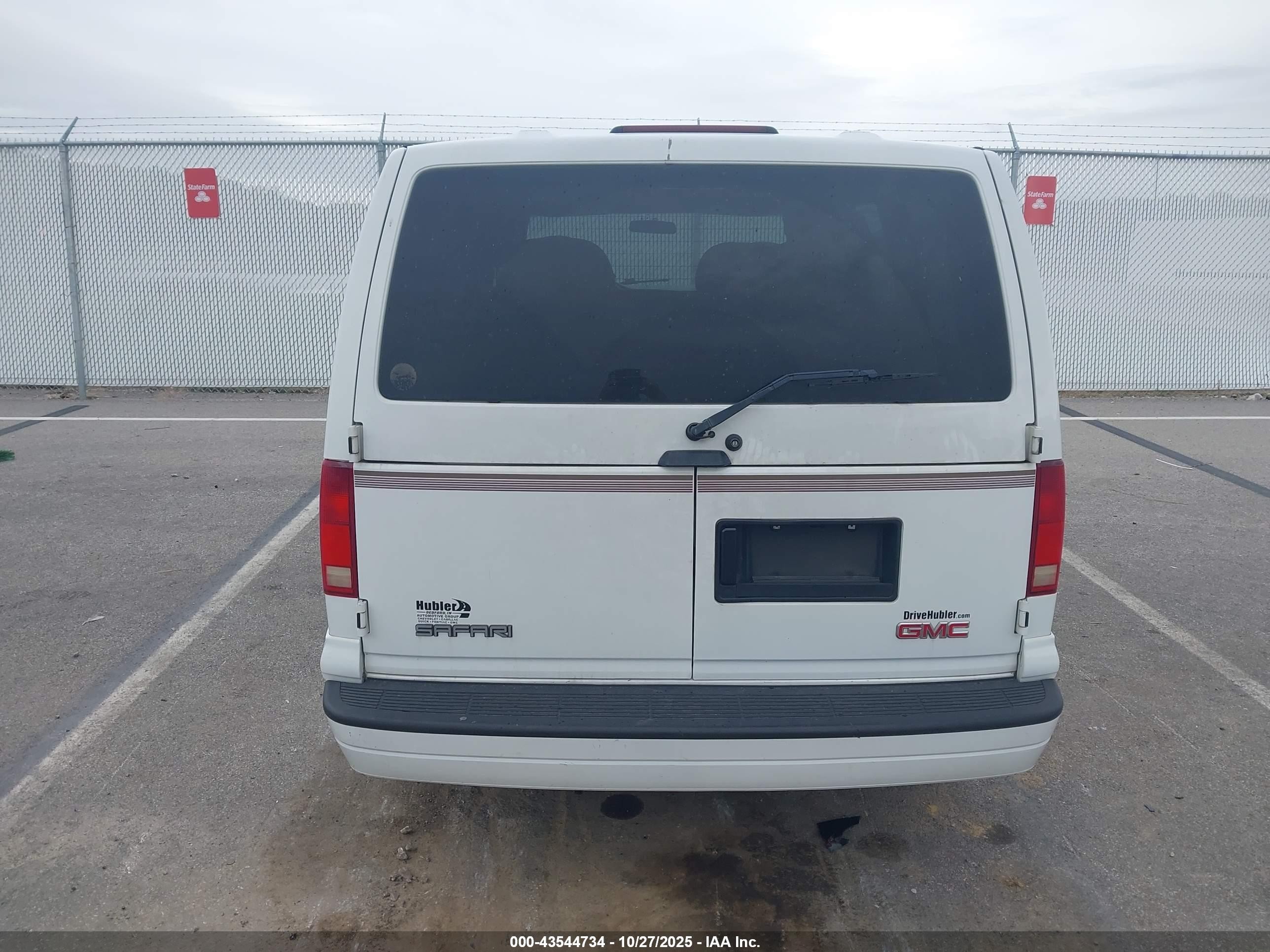 2005 Gmc Safari   White vin: 1GKDM19X15B503595