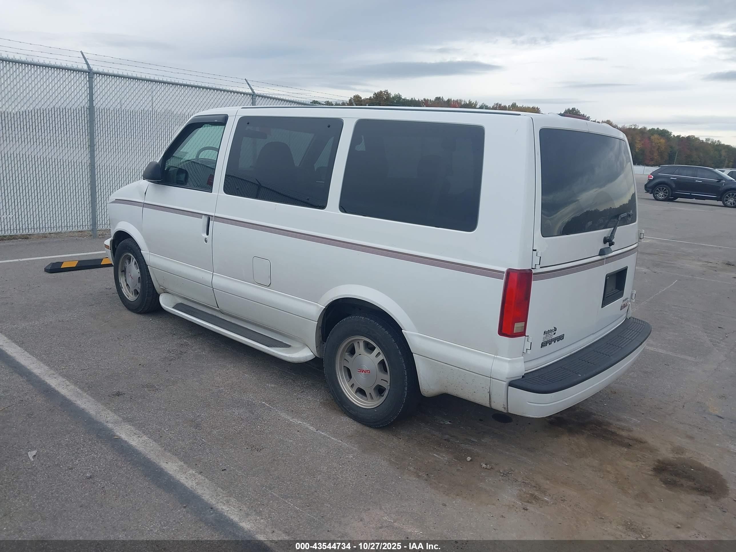 2005 Gmc Safari   White vin: 1GKDM19X15B503595