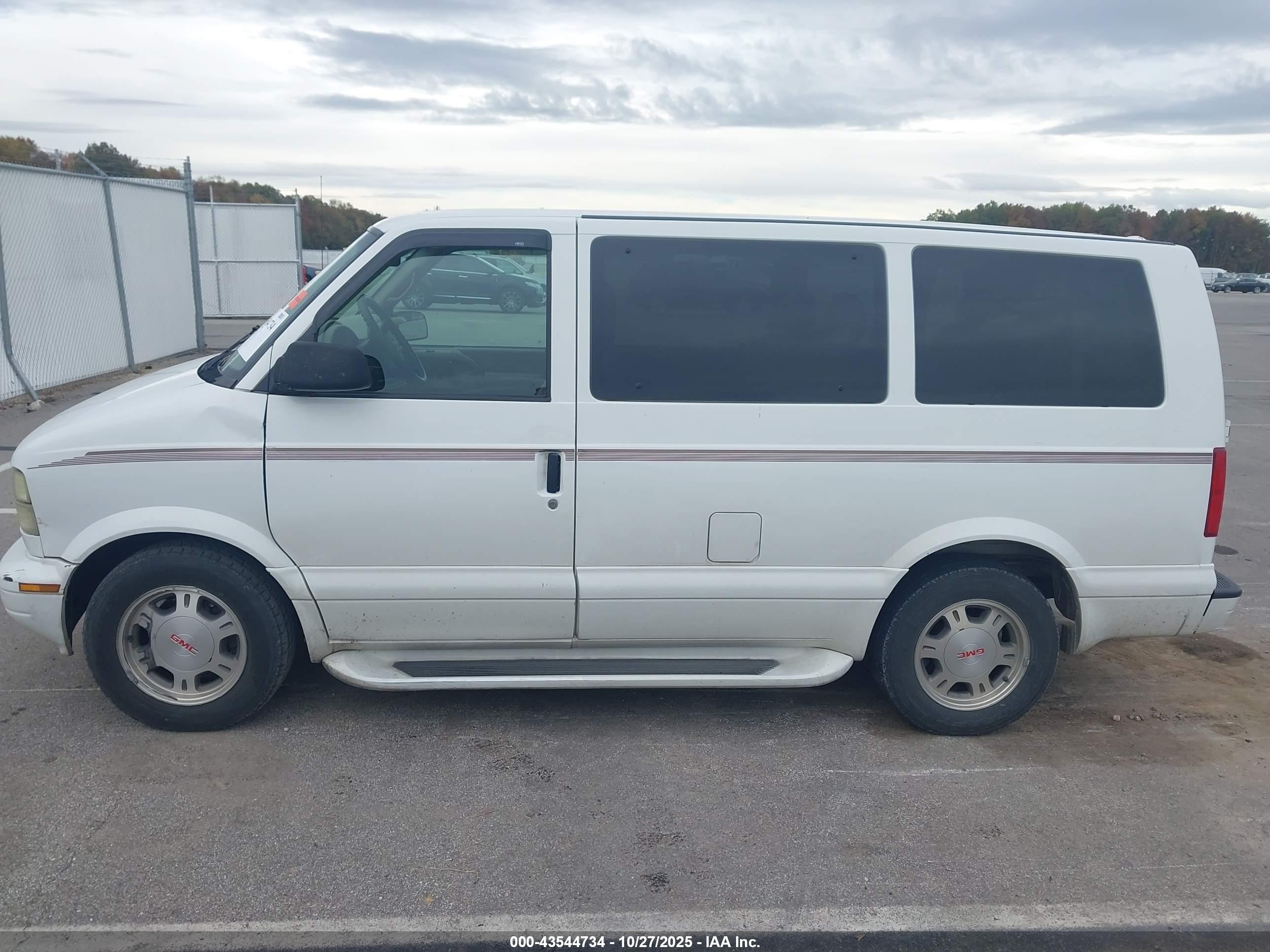 2005 Gmc Safari   White vin: 1GKDM19X15B503595