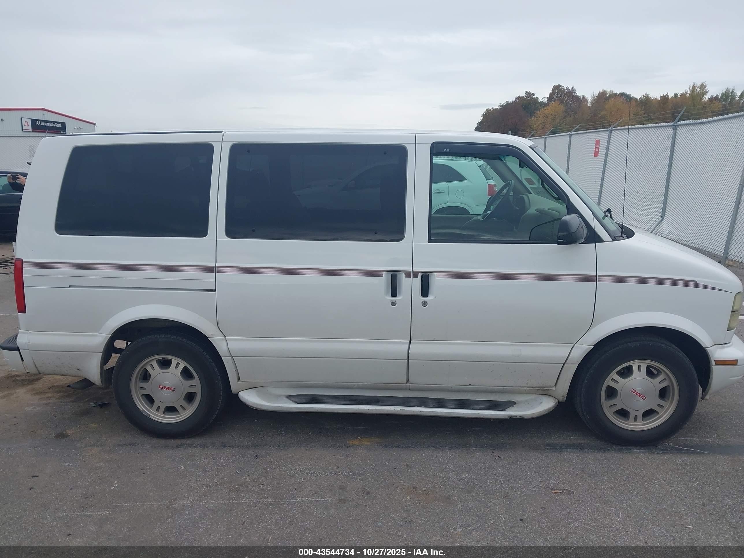 2005 Gmc Safari   White vin: 1GKDM19X15B503595