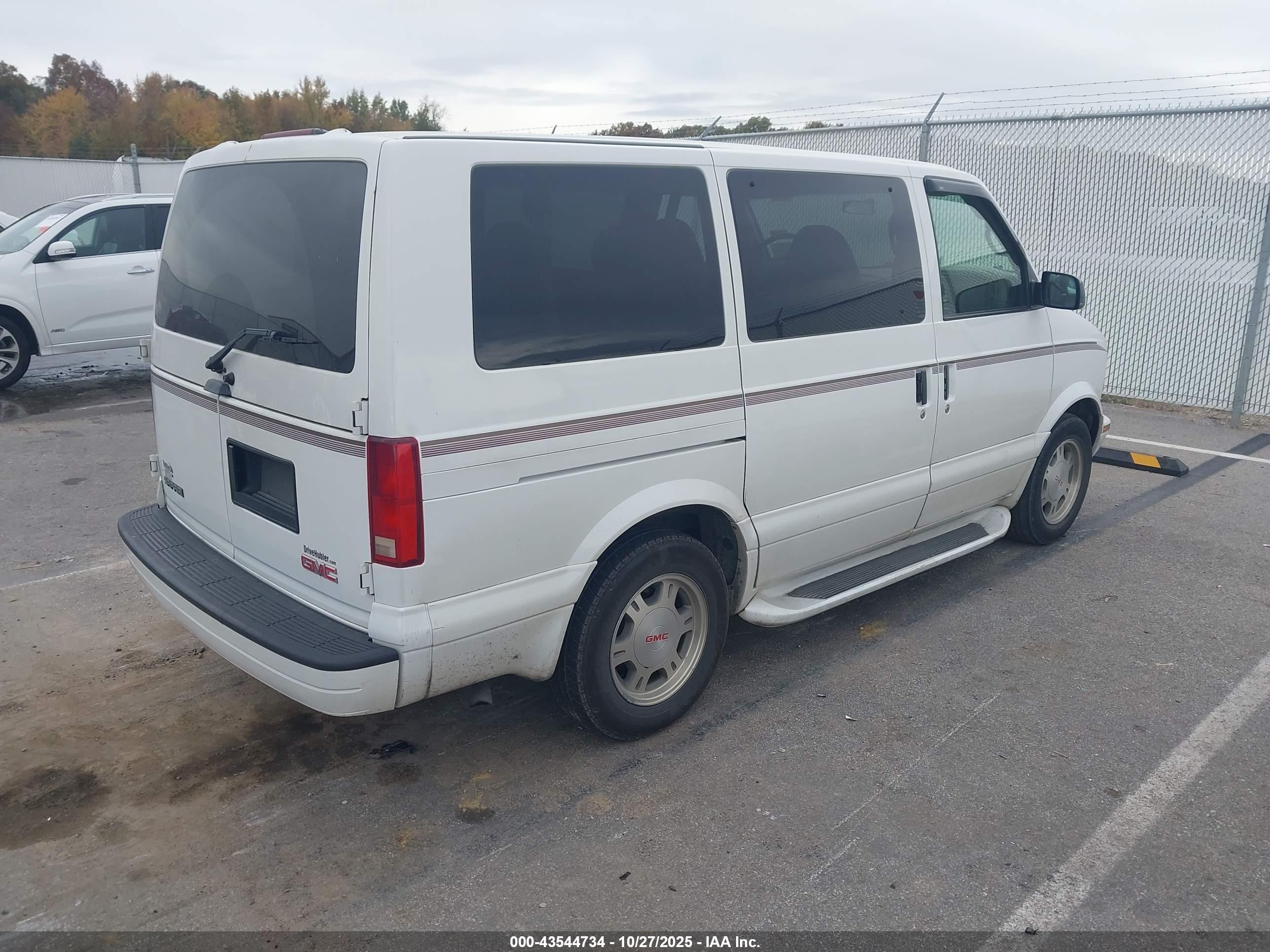 2005 Gmc Safari   White vin: 1GKDM19X15B503595