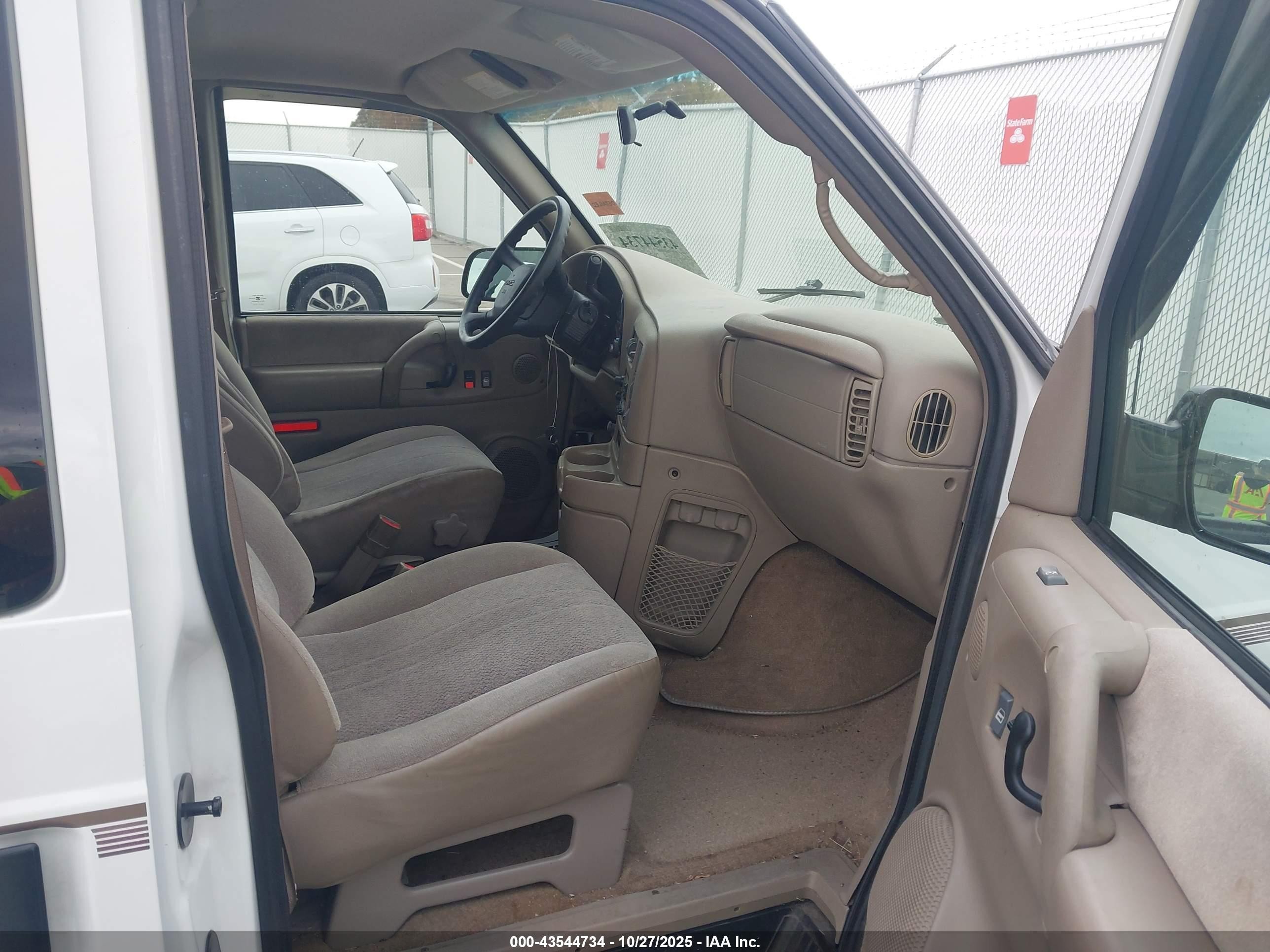 2005 Gmc Safari   White vin: 1GKDM19X15B503595
