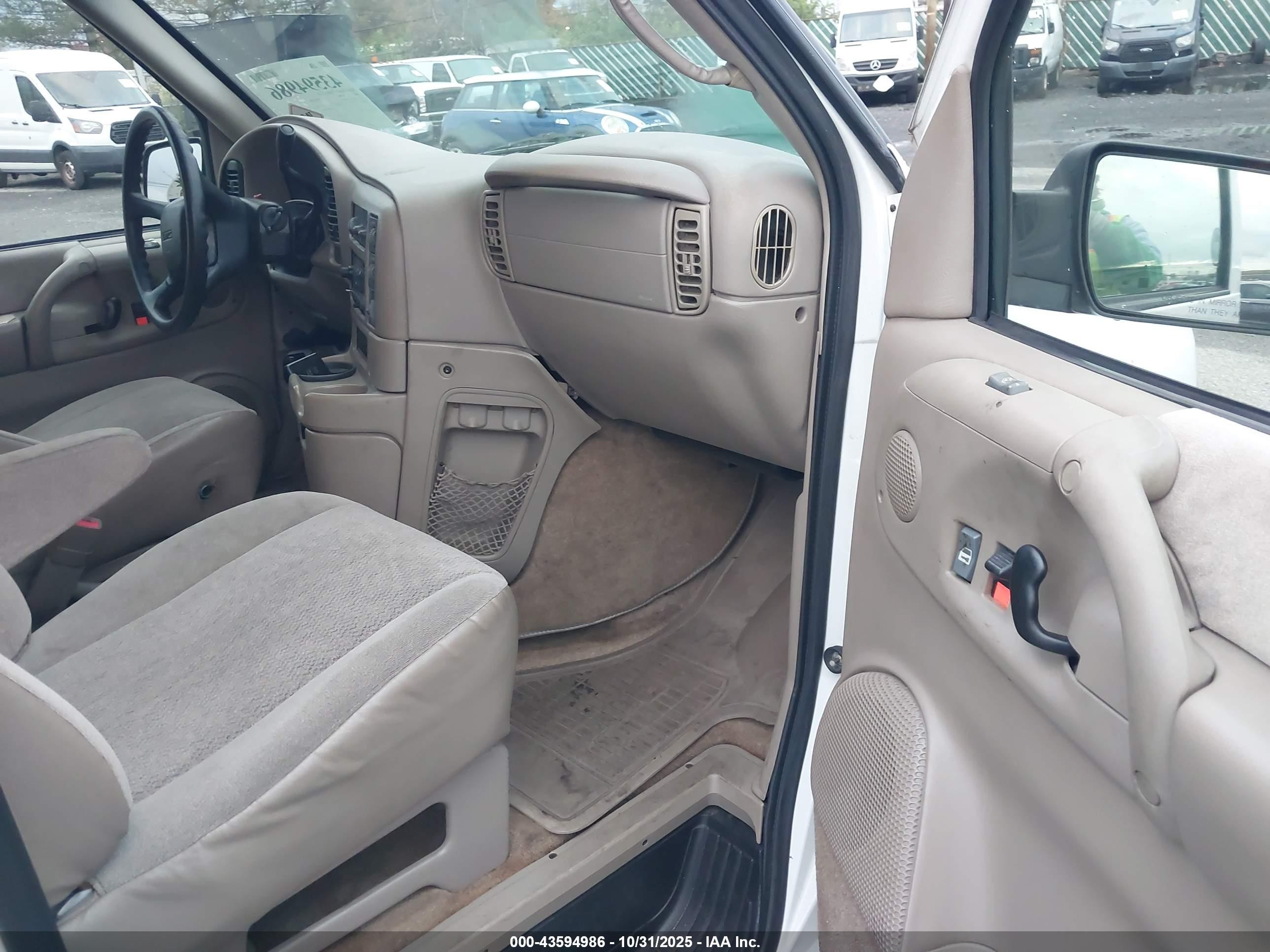2005 Gmc Safari   White vin: 1GKDM19X25B504173