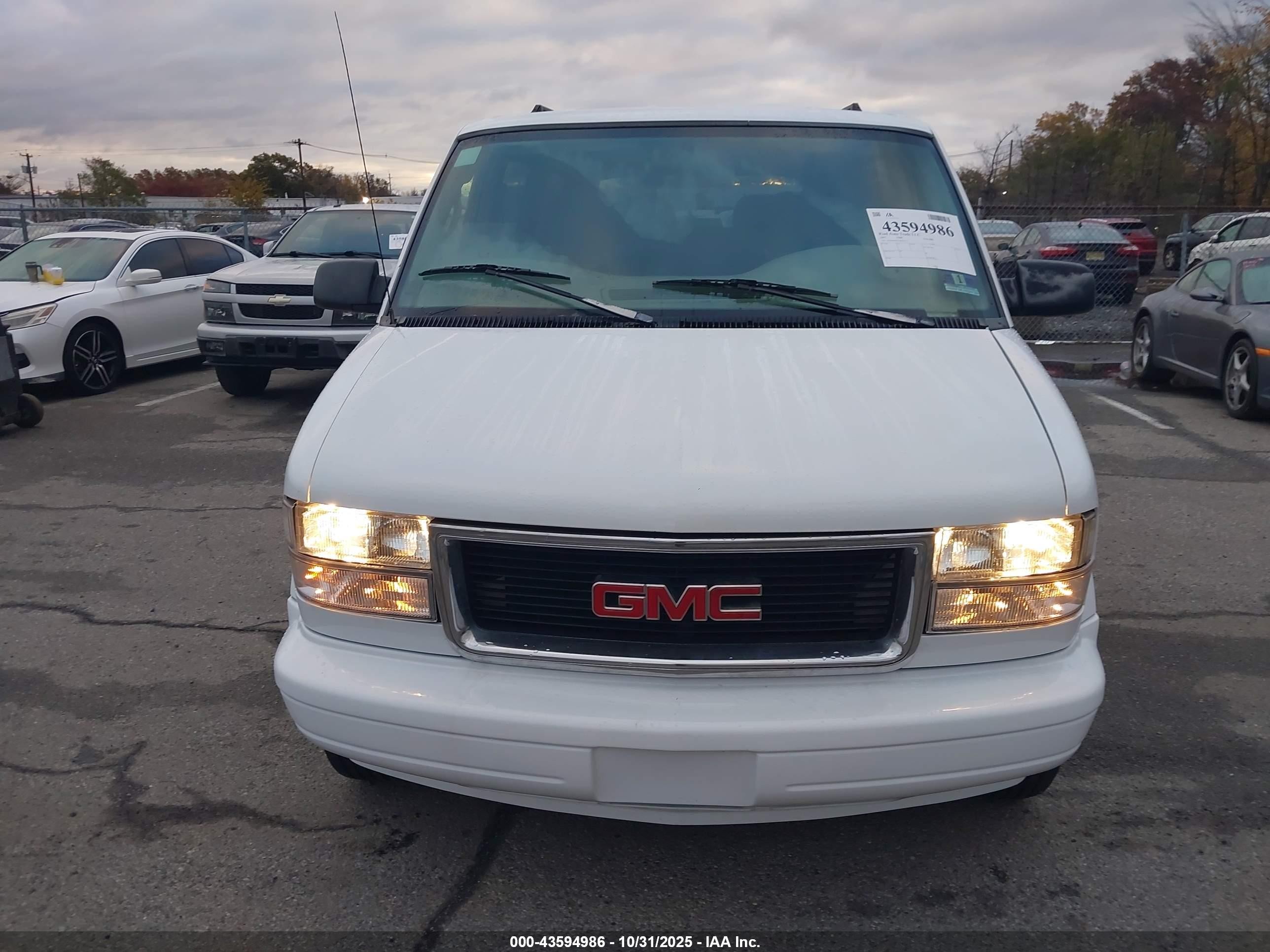 2005 Gmc Safari   White vin: 1GKDM19X25B504173
