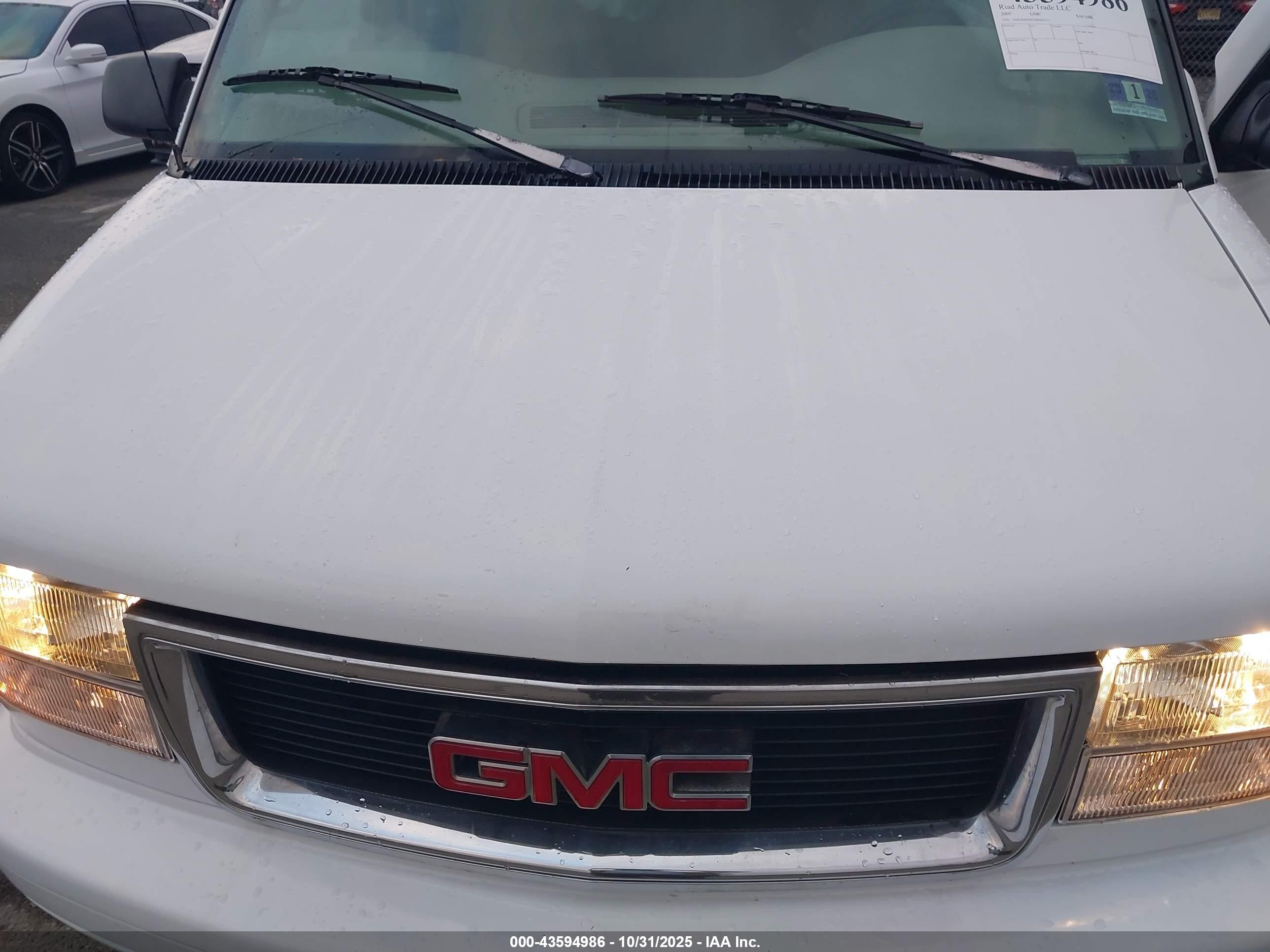 2005 Gmc Safari   White vin: 1GKDM19X25B504173