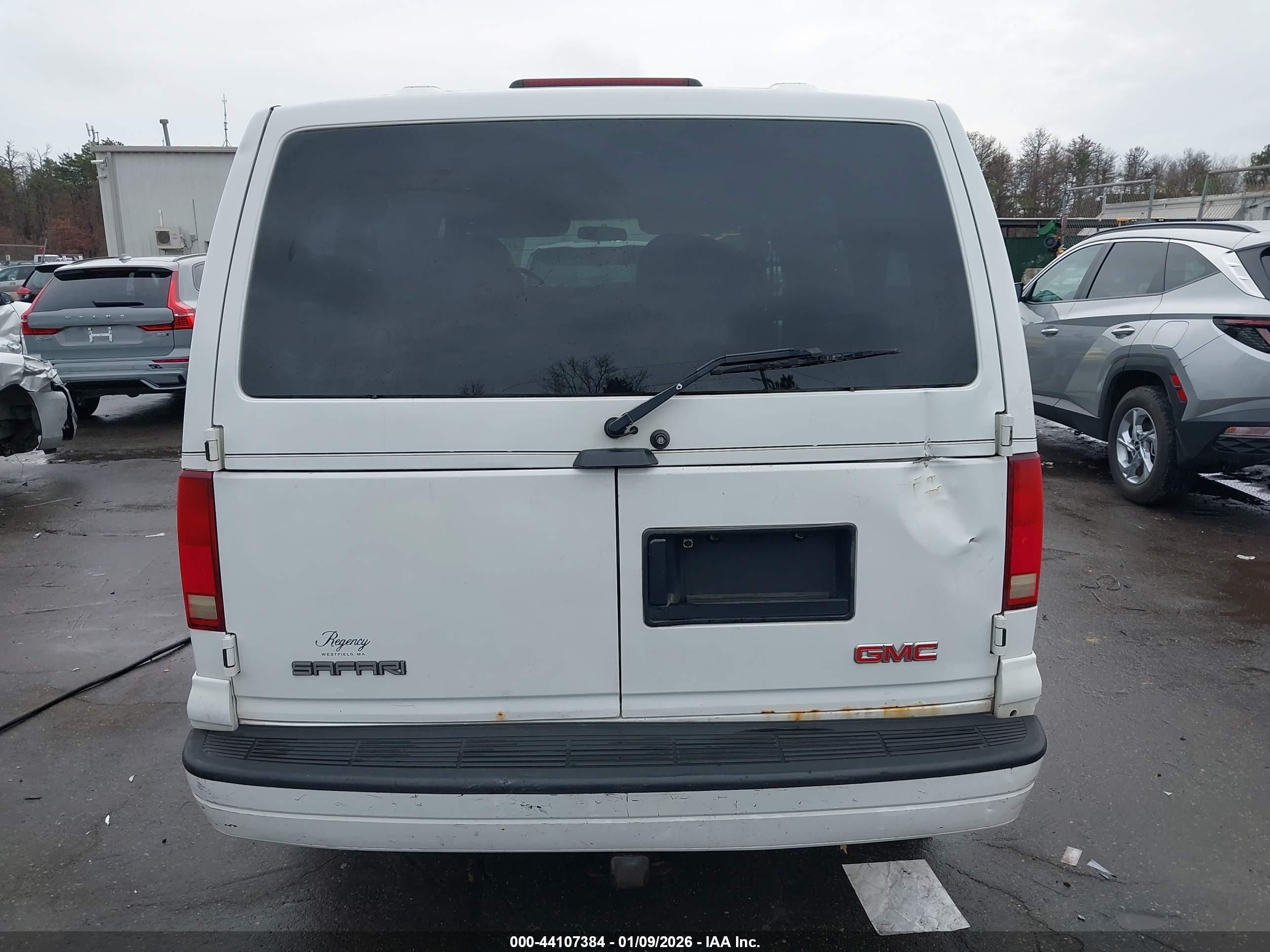 2005 Gmc Safari   White vin: 1GKDM19X75B503889