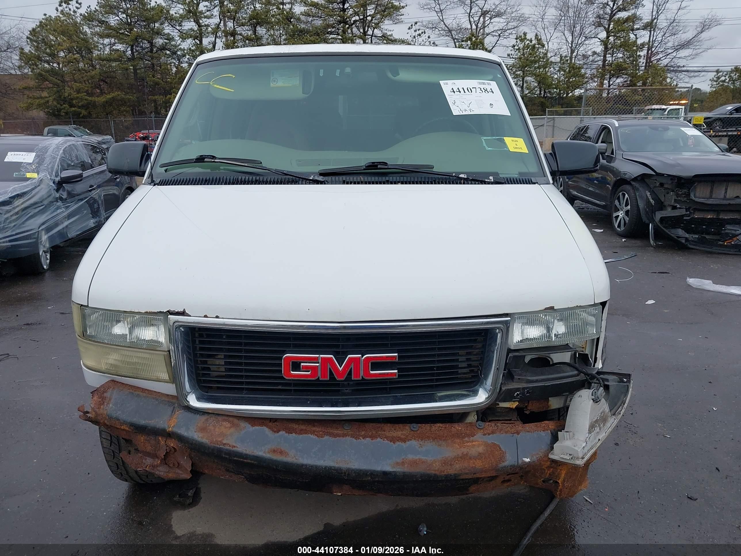 2005 Gmc Safari   White vin: 1GKDM19X75B503889