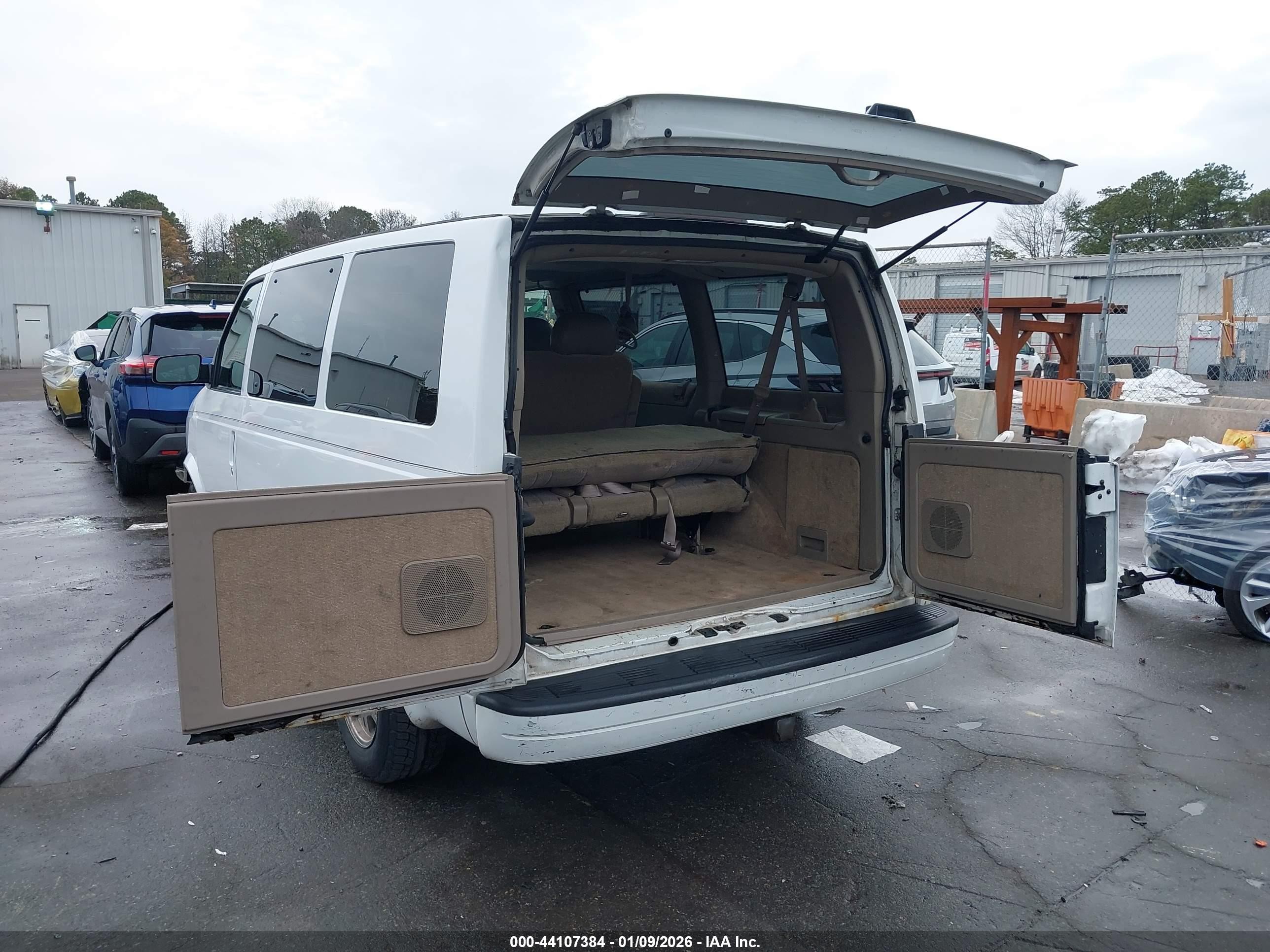 2005 Gmc Safari   White vin: 1GKDM19X75B503889