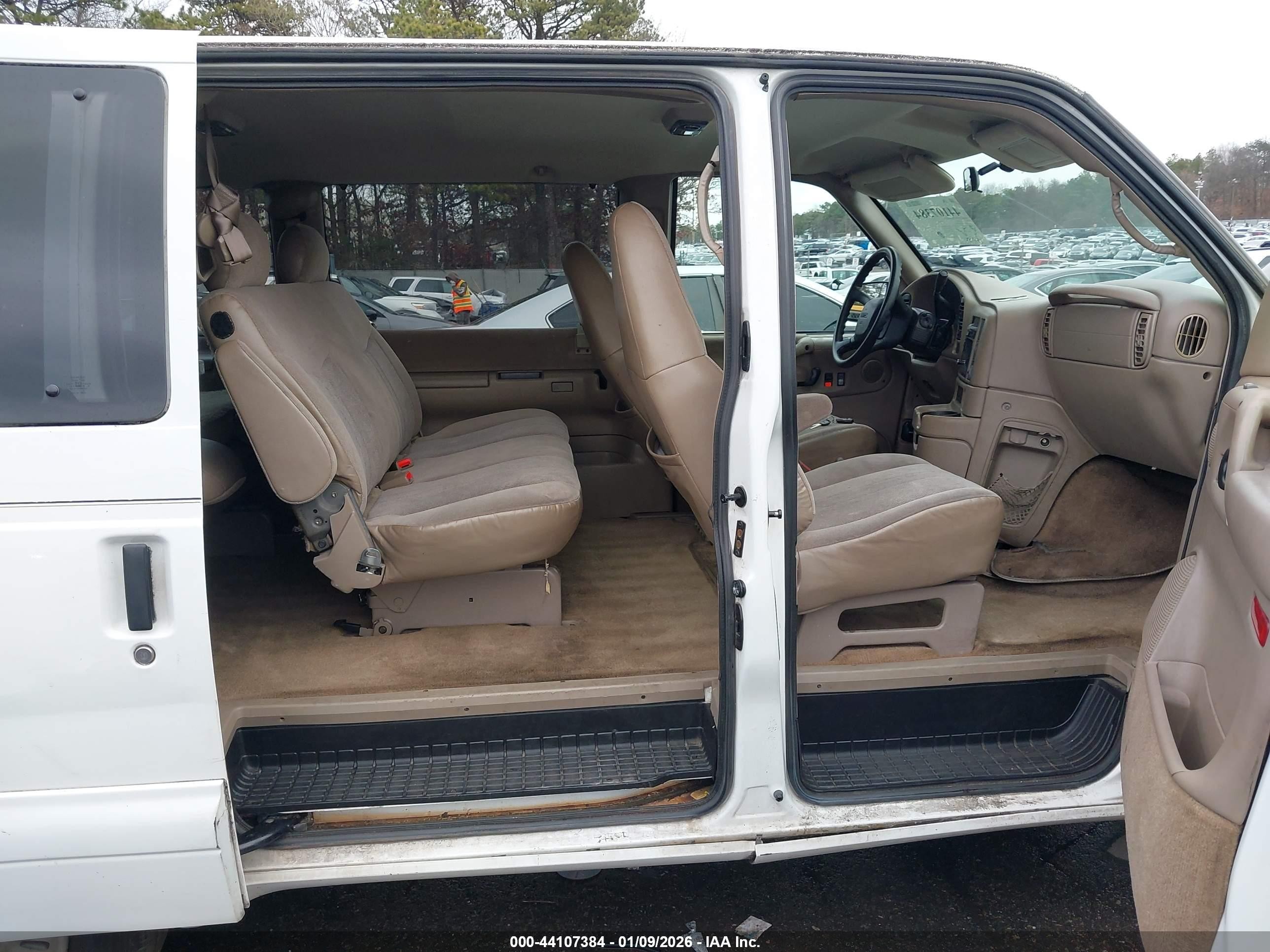 2005 Gmc Safari   White vin: 1GKDM19X75B503889
