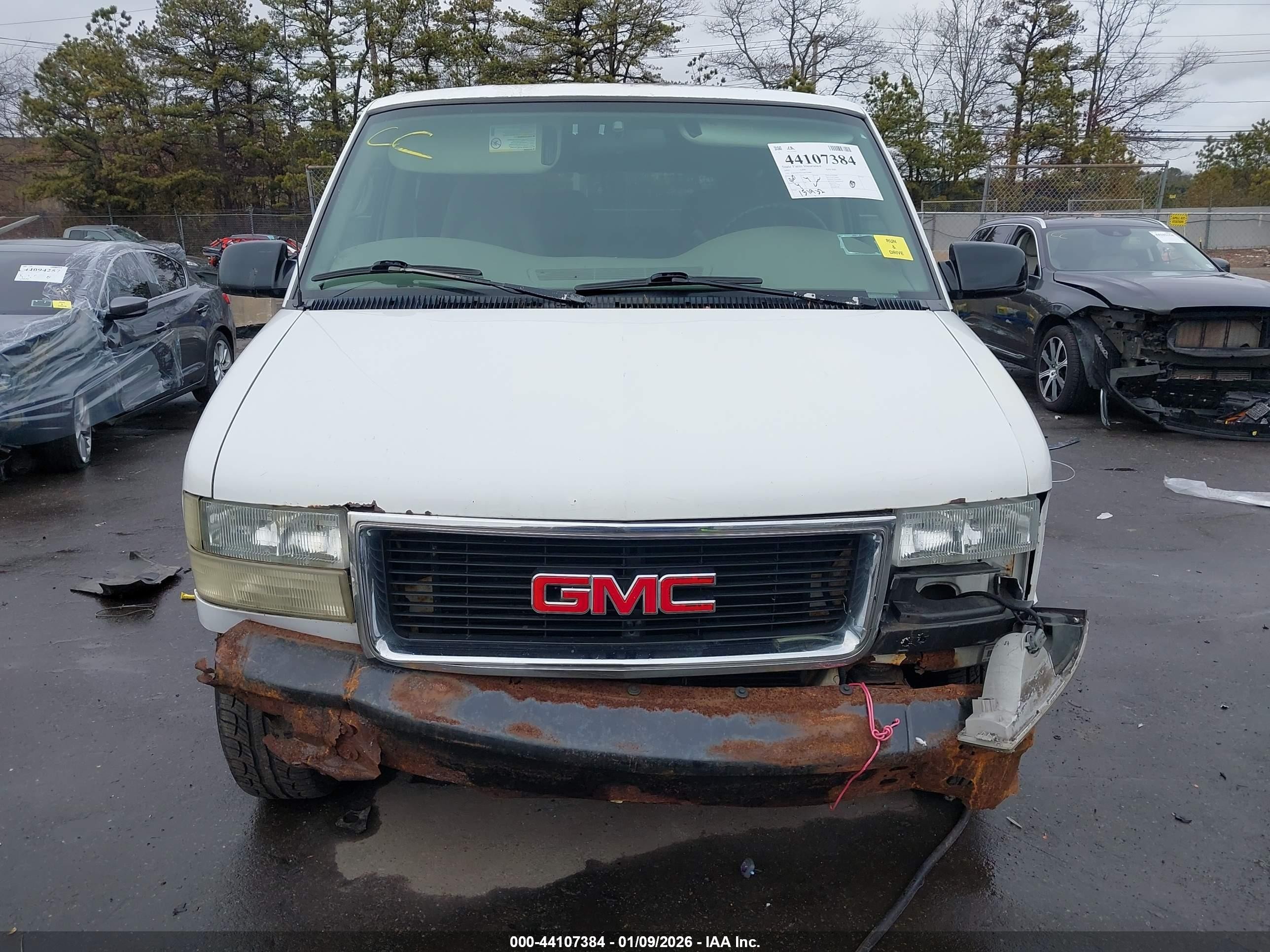 2005 Gmc Safari   White vin: 1GKDM19X75B503889