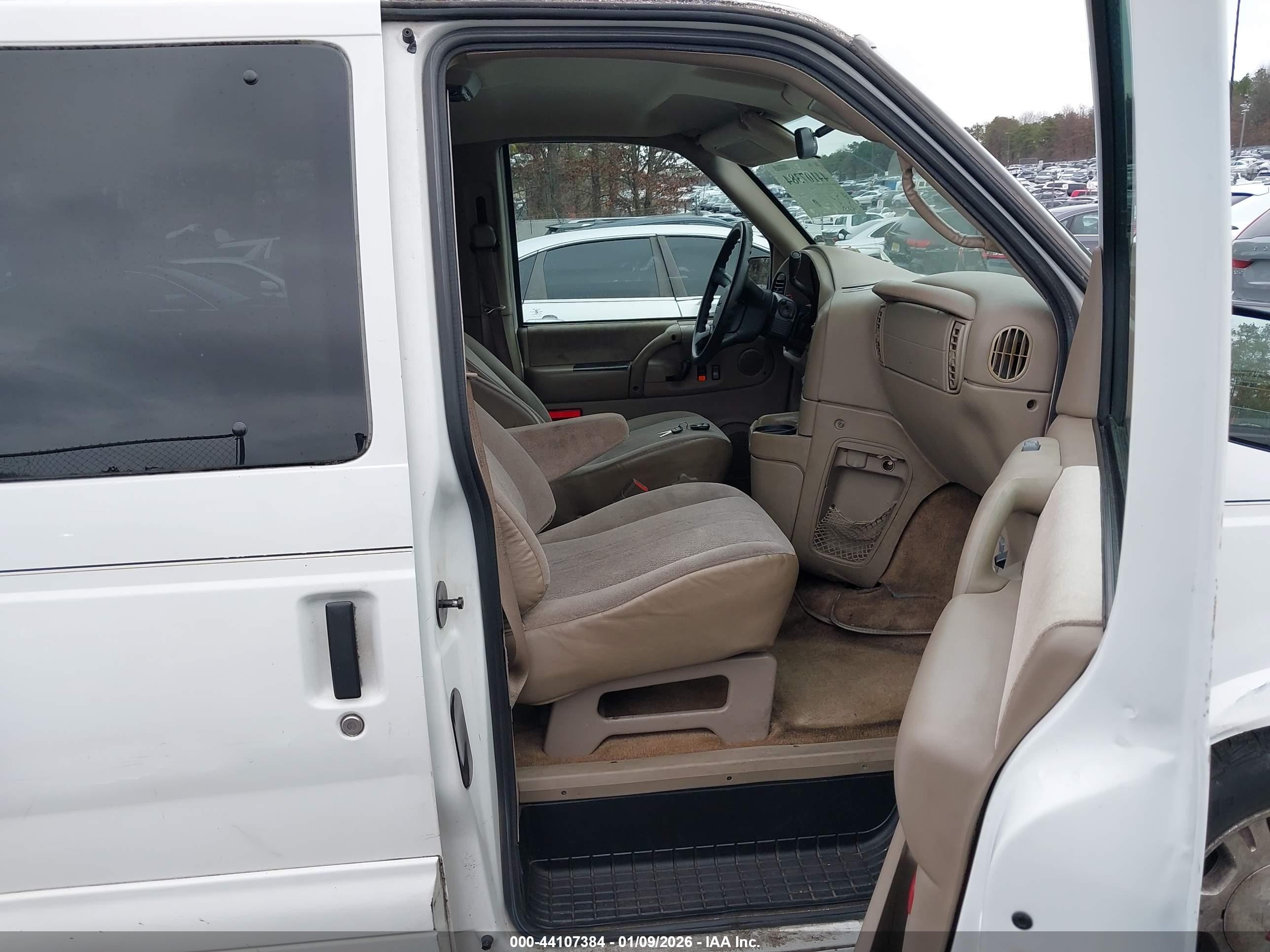 2005 Gmc Safari   White vin: 1GKDM19X75B503889
