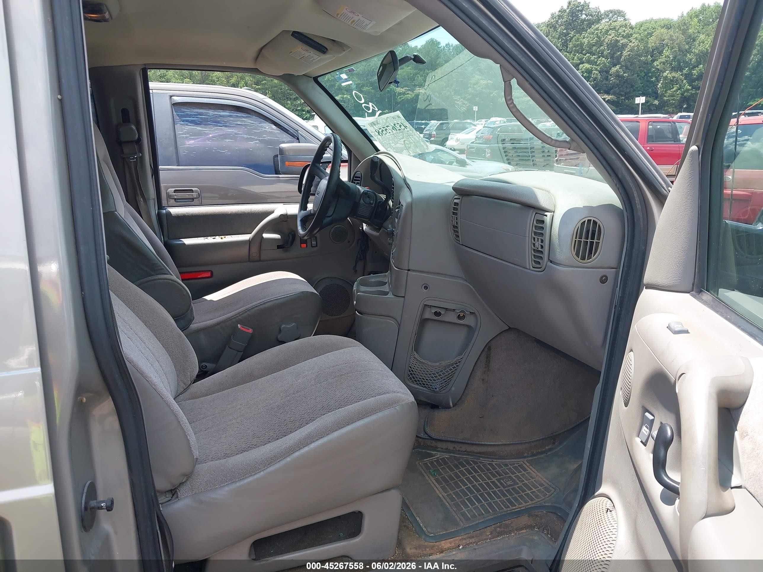 2005 Gmc Safari   Champagne vin: 1GKDM19XX5B504180