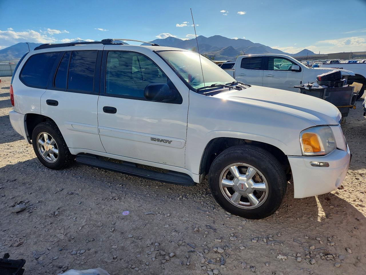 2004 Gmc Envoy White vin: 1GKDT13SX42397811