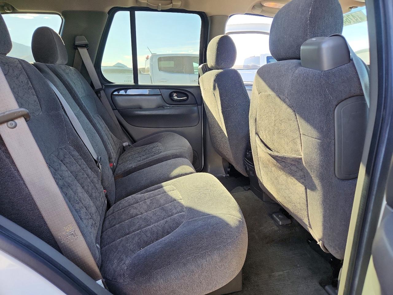2004 Gmc Envoy White vin: 1GKDT13SX42397811