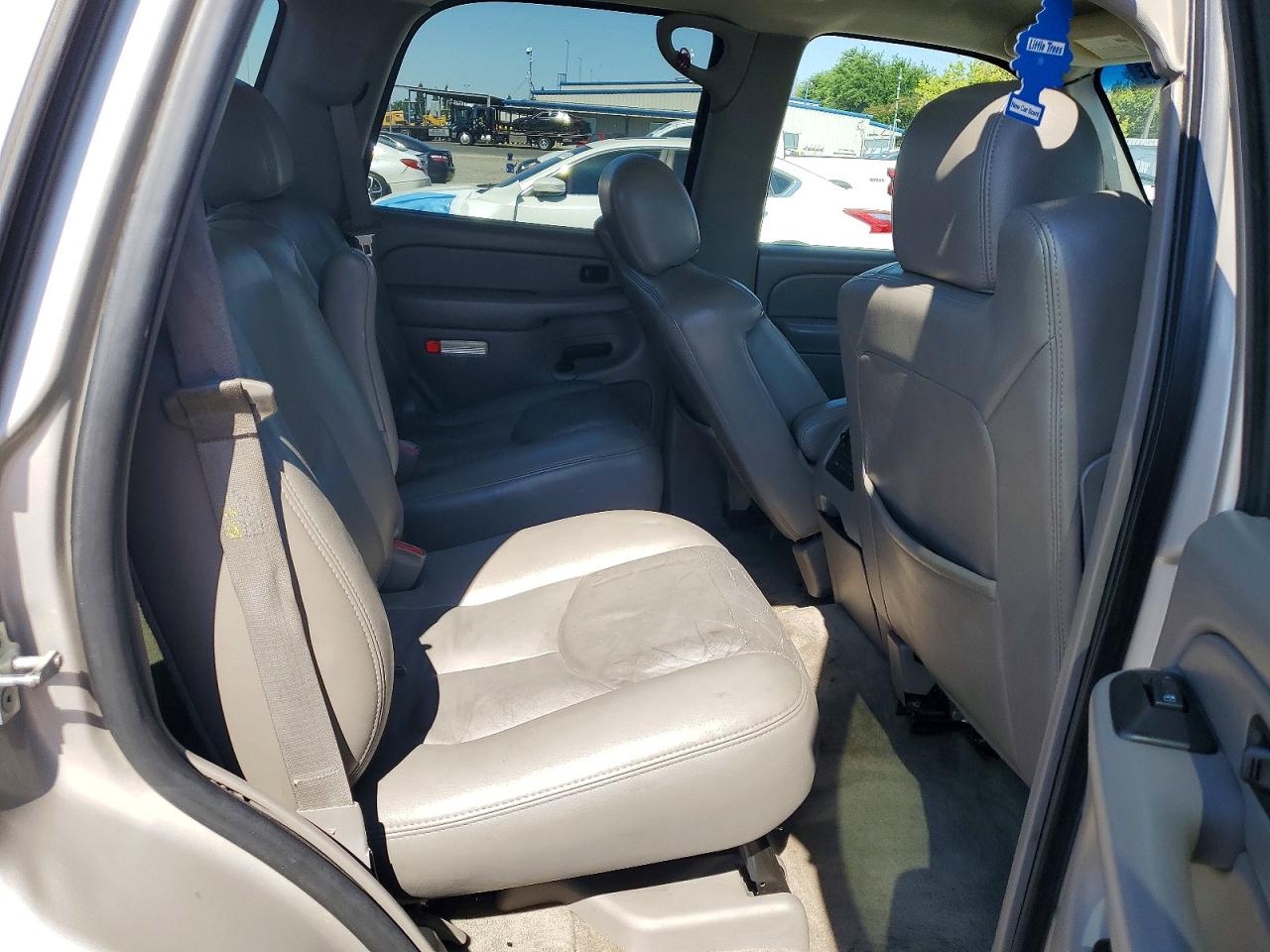 2004 Gmc Yukon Silver vin: 1GKEC13TX4R261344