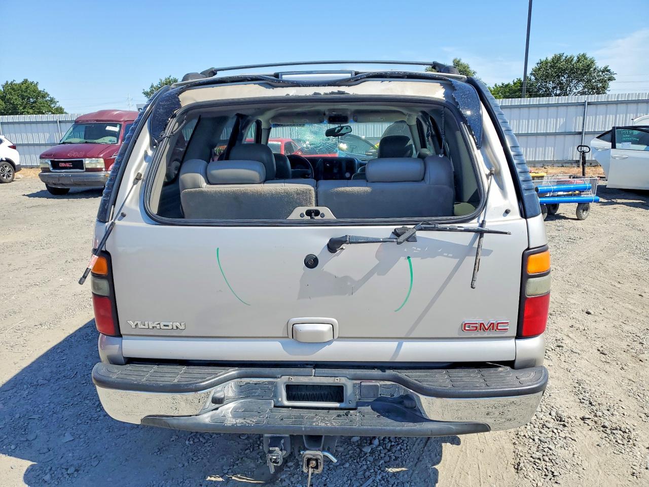 2004 Gmc Yukon Silver vin: 1GKEC13TX4R261344