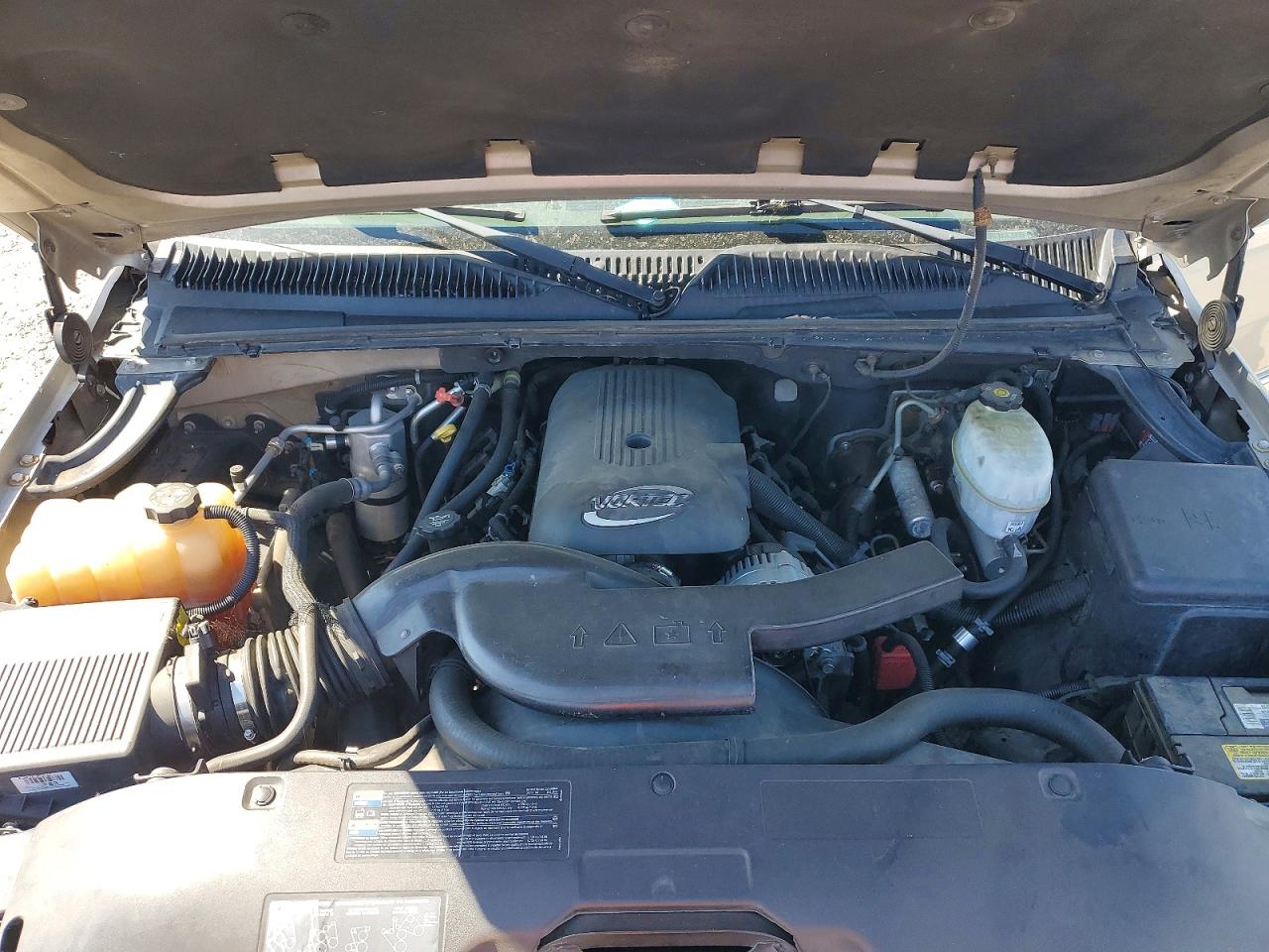 2004 Gmc Yukon Silver vin: 1GKEC13TX4R261344