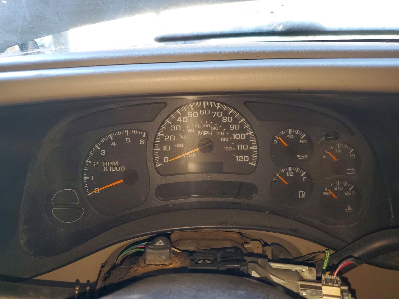 2004 Gmc Yukon White vin: 1GKEC13V24R209689