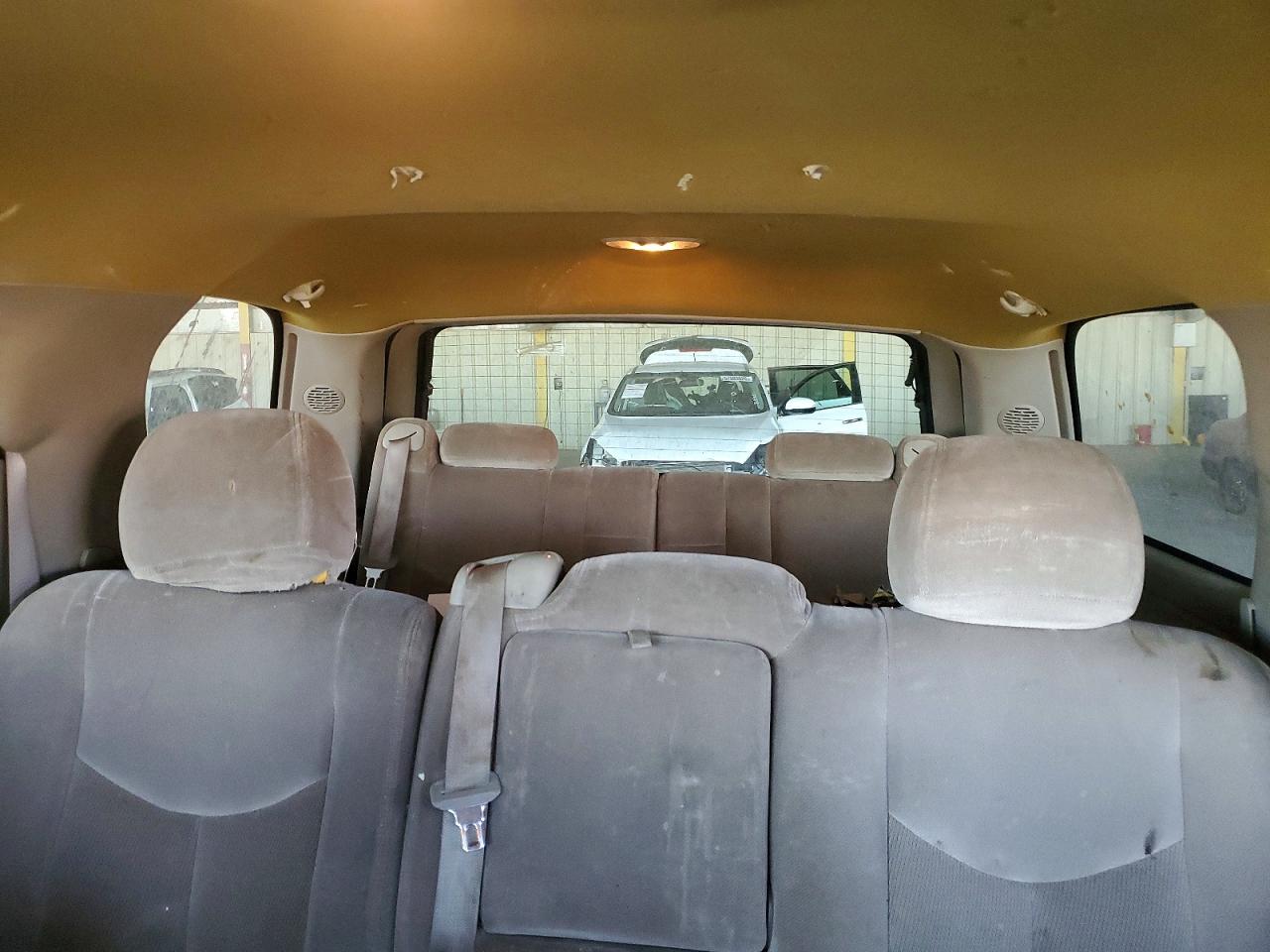 2004 Gmc Yukon White vin: 1GKEC13V24R209689