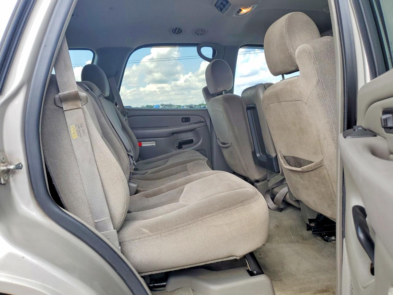 2004 Gmc Yukon Silver vin: 1GKEC13Z54R287712