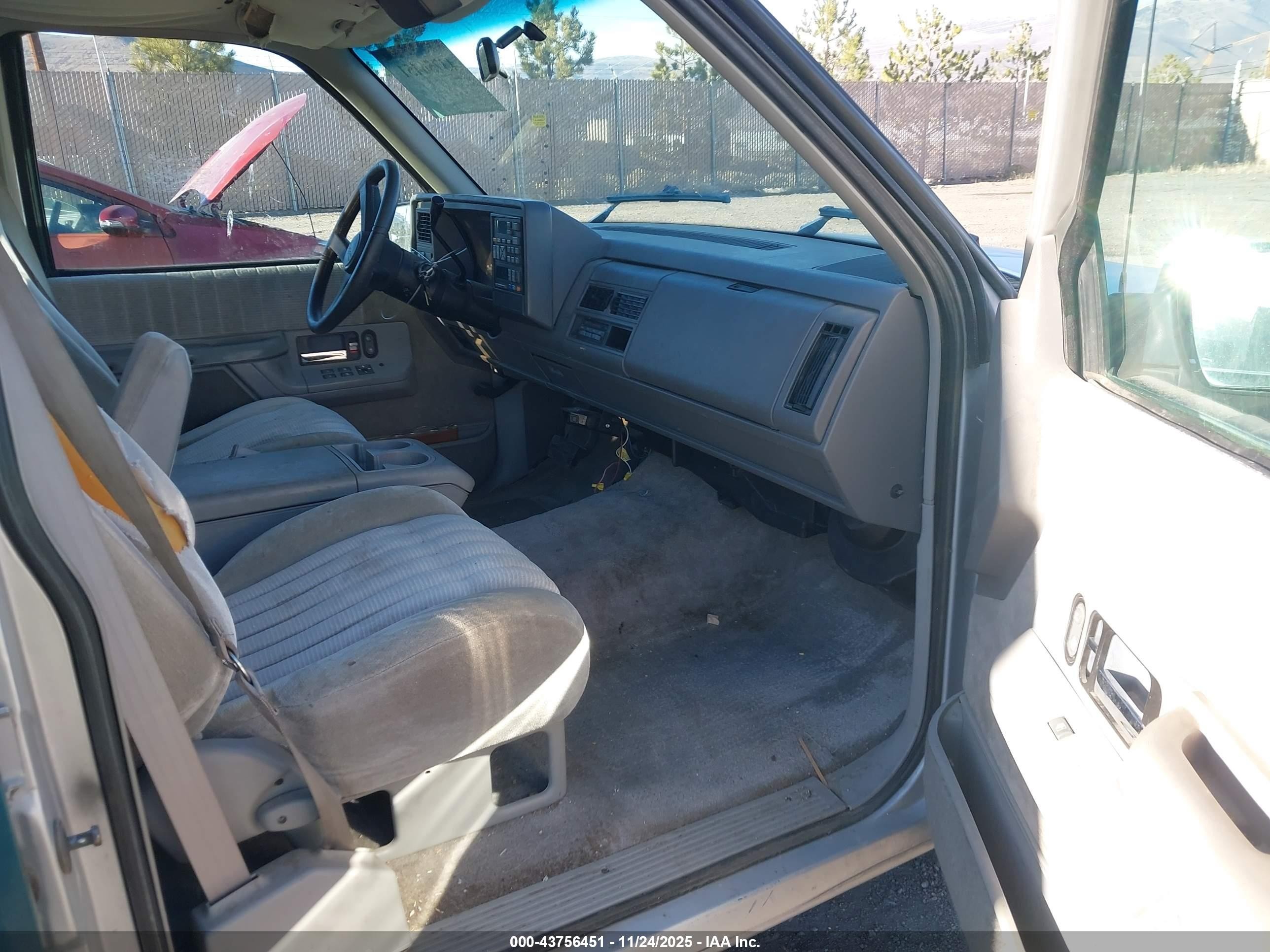 1993 Gmc Suburban C1500 Gray vin: 1GKEC16K5PJ705896