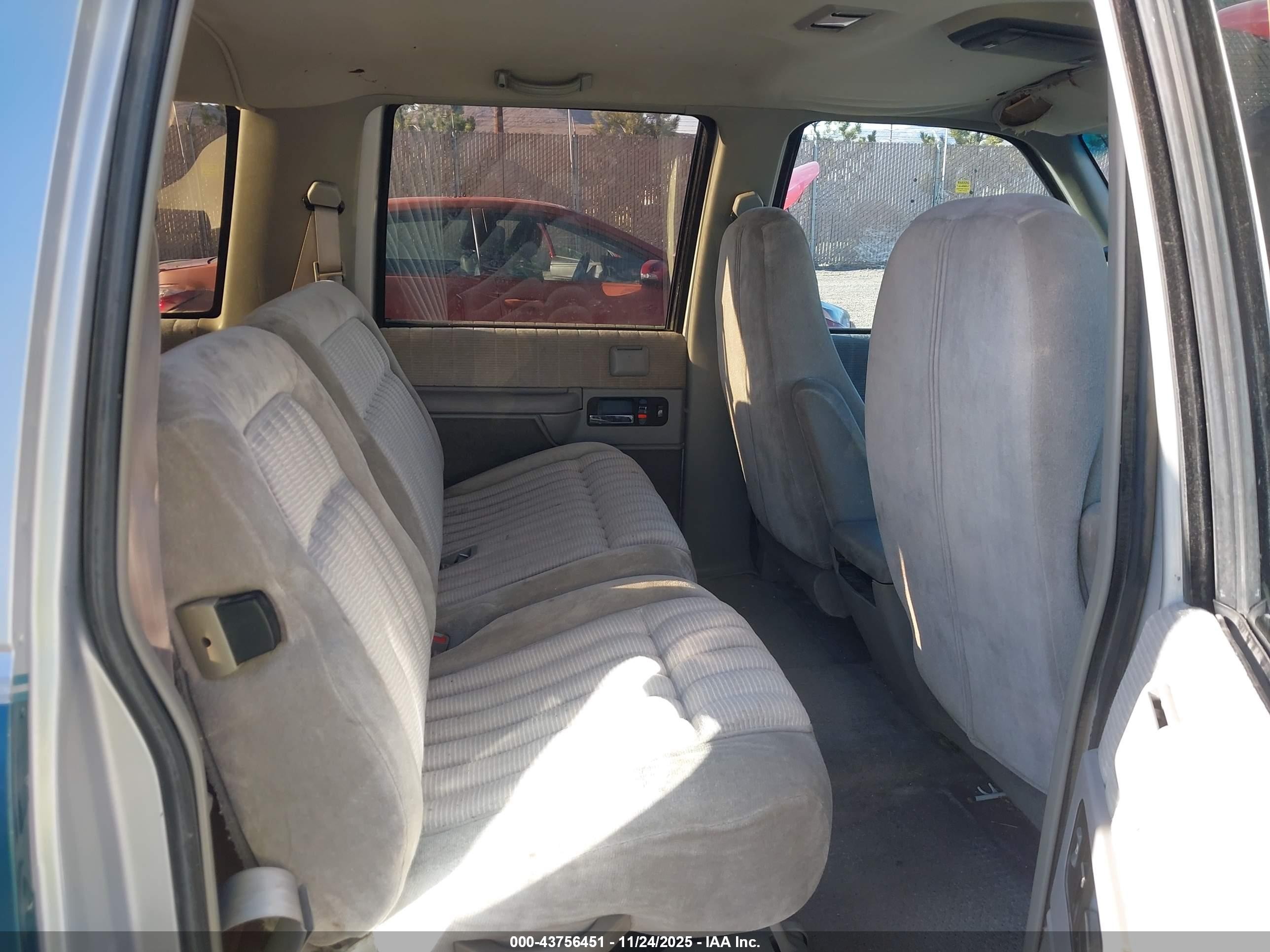 1993 Gmc Suburban C1500 Gray vin: 1GKEC16K5PJ705896