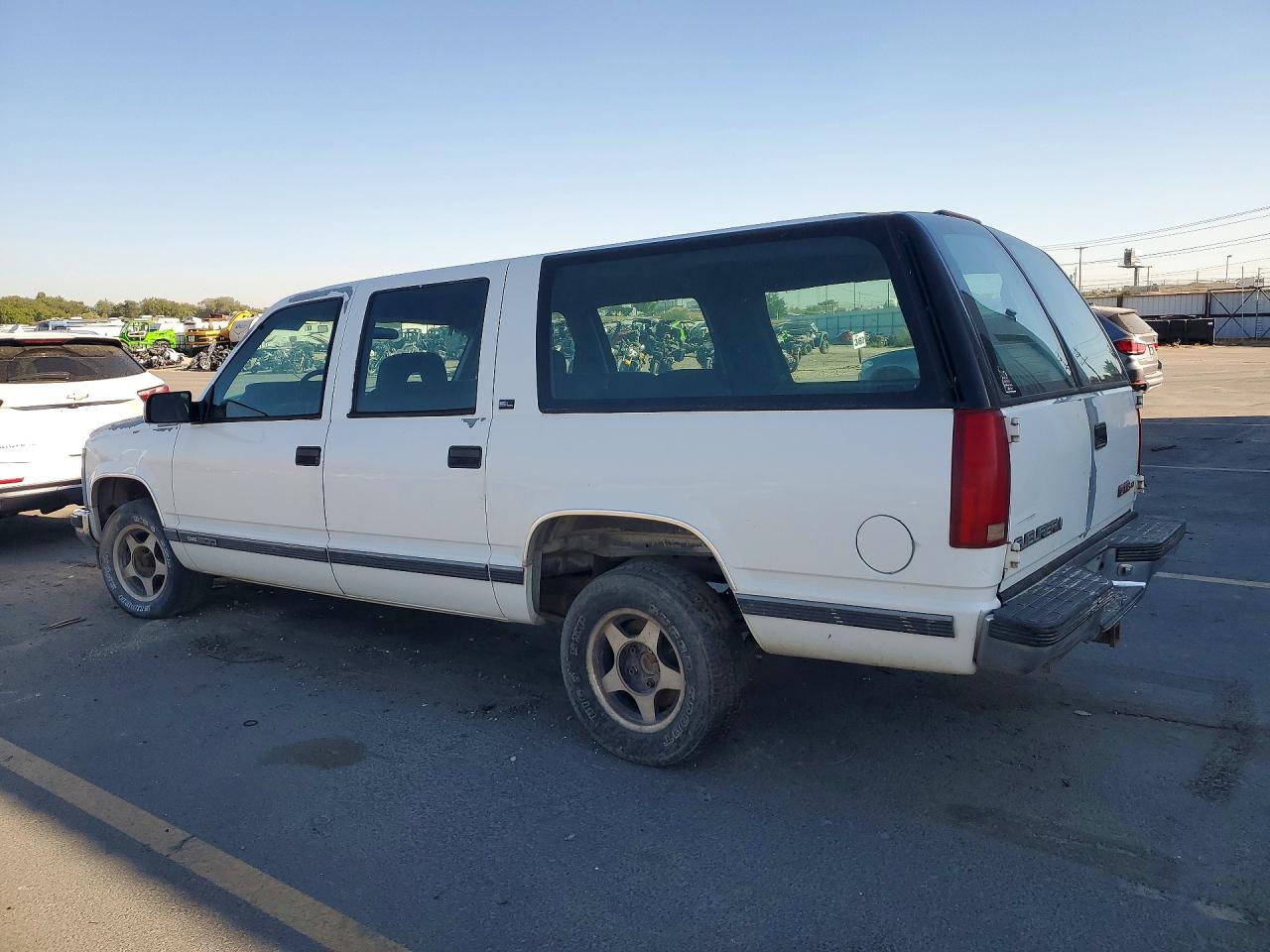 1994 Gmc Suburban C1500 White vin: 1GKEC16K5RJ703455