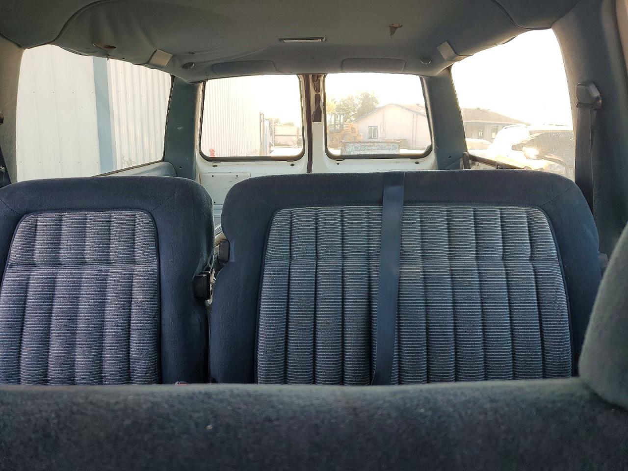 1994 Gmc Suburban C1500 White vin: 1GKEC16K5RJ703455