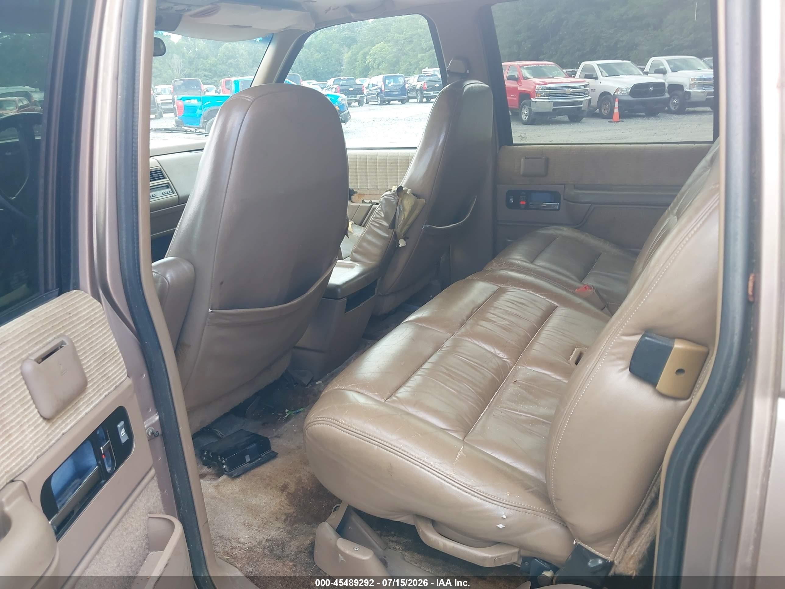1994 Gmc Suburban C1500 Beige vin: 1GKEC16K8RJ770745