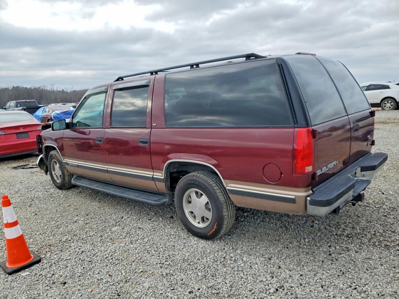1998 Gmc Suburban C1500 Maroon vin: 1GKEC16R0WJ726781
