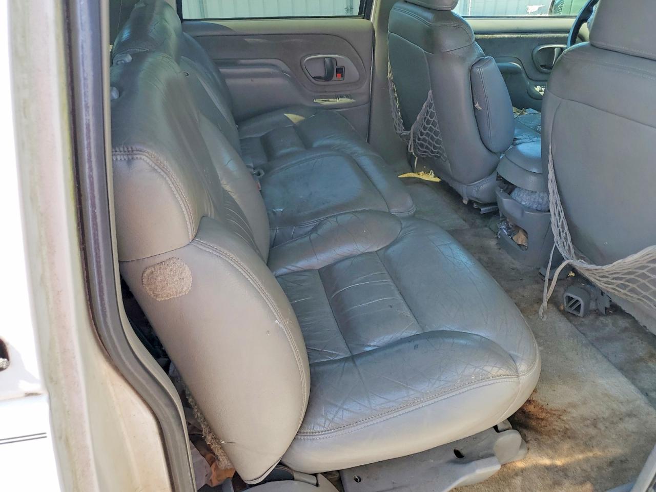 1999 Gmc Suburban C1500 Белый vin: 1GKEC16R3XJ740689