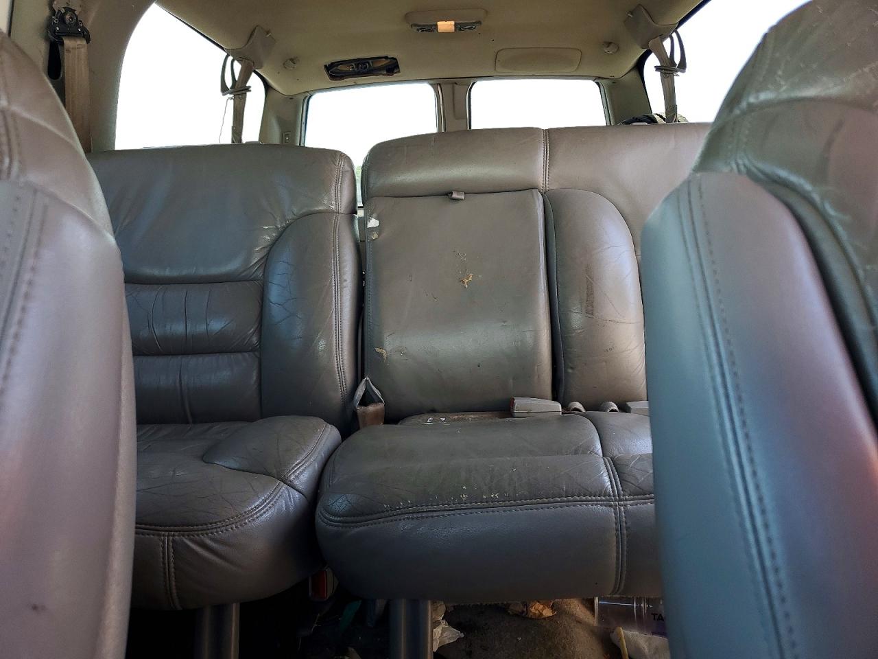 1999 Gmc Suburban C1500 Белый vin: 1GKEC16R3XJ740689