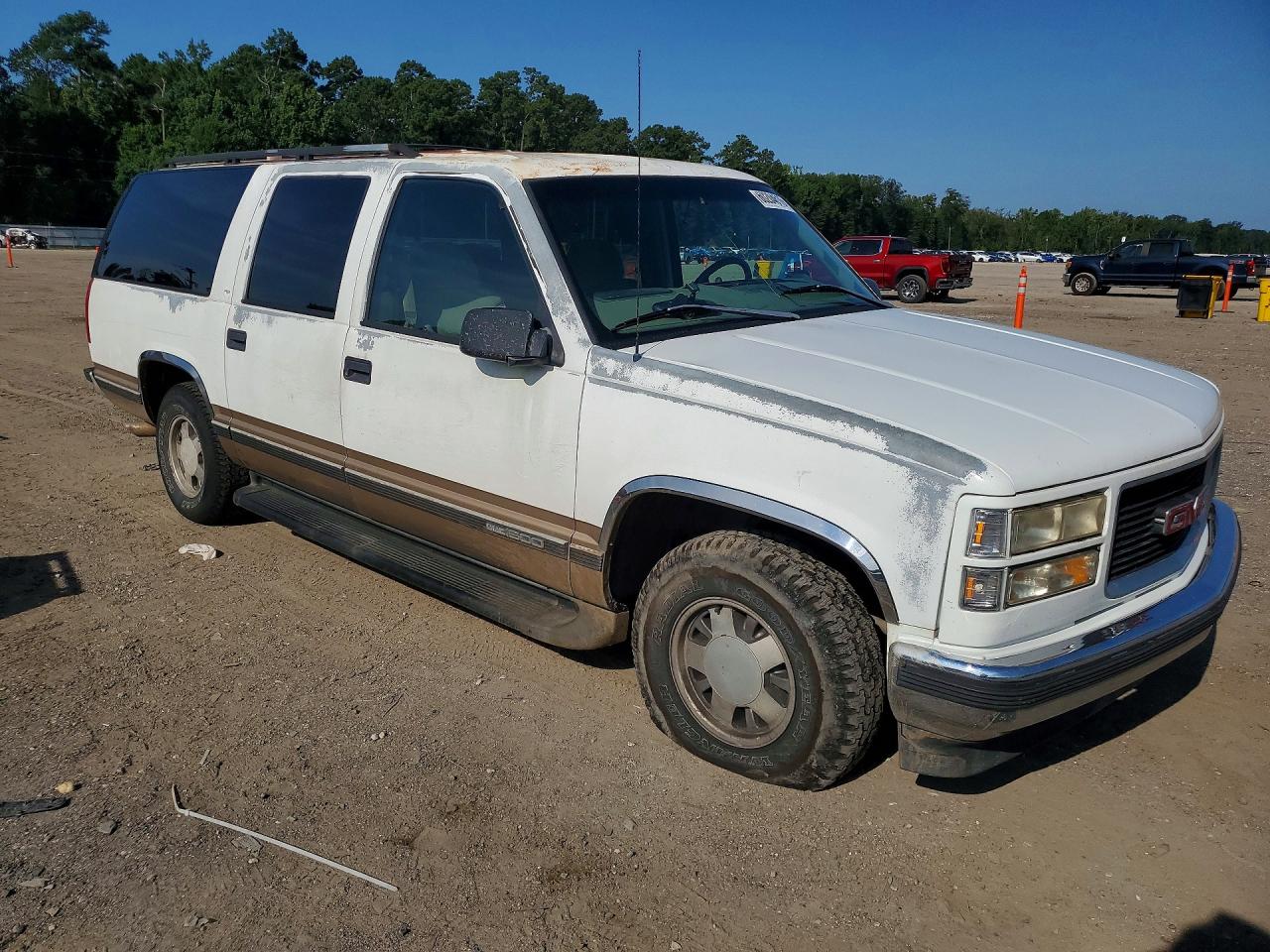 1999 Gmc Suburban C1500 White vin: 1GKEC16R5XJ751208