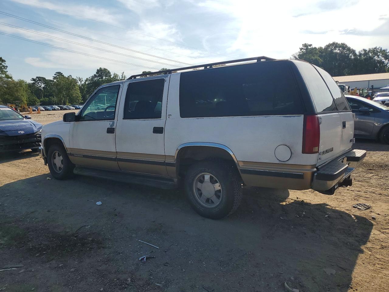 1999 Gmc Suburban C1500 White vin: 1GKEC16R5XJ751208