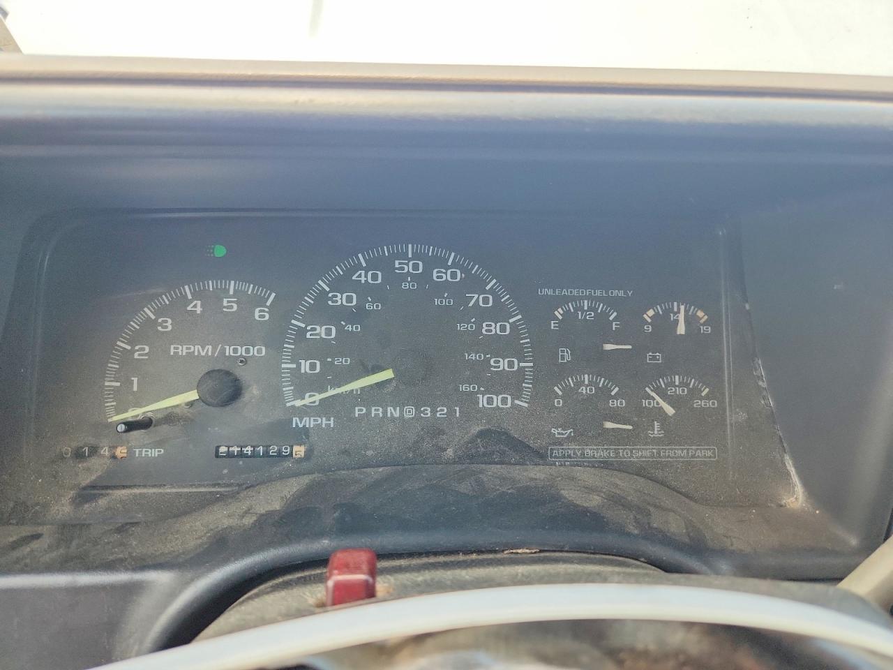 1999 Gmc Suburban C1500 White vin: 1GKEC16R5XJ751208