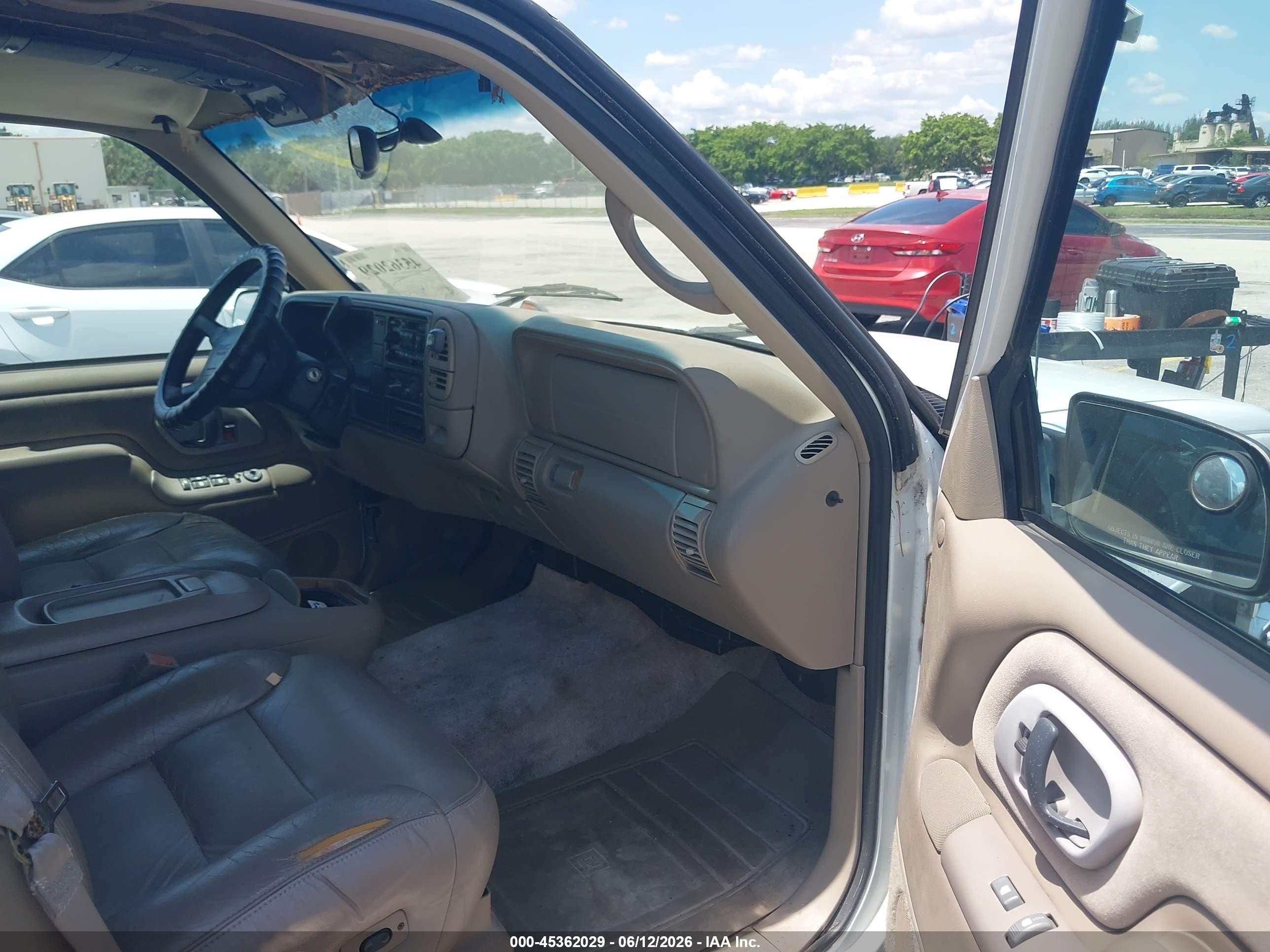 1997 Gmc Suburban Slt Cmi (not Available) White vin: 1GKEC16R6VJ751828