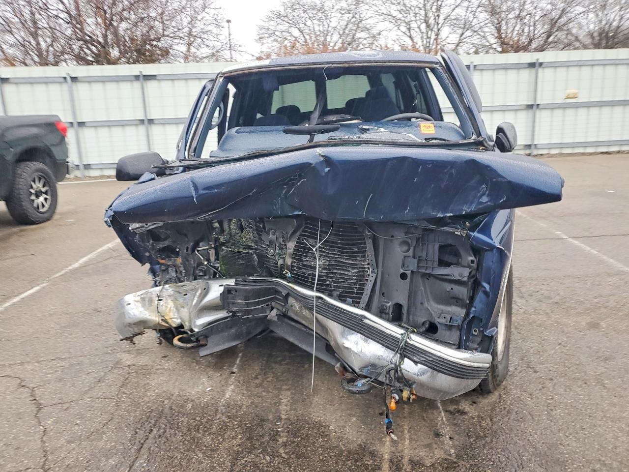 1997 Chev Suburban C1500 Blue vin: 1GKEC16R9VJ743626