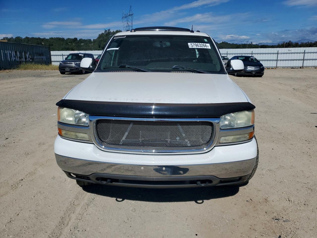 2004 Gmc Yukon Xl C1500 White vin: 1GKEC16TX4J284262